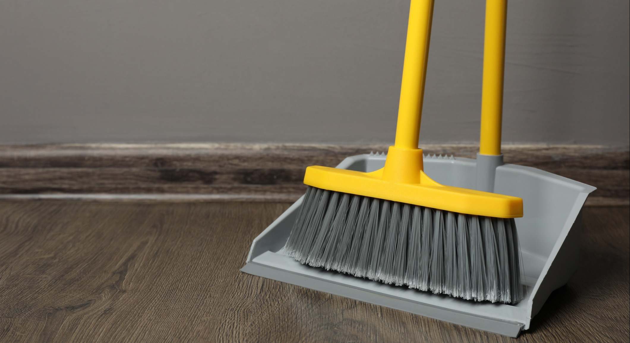 Un cepillo y un recogedor para barrer la casa. / Foto: iStock
