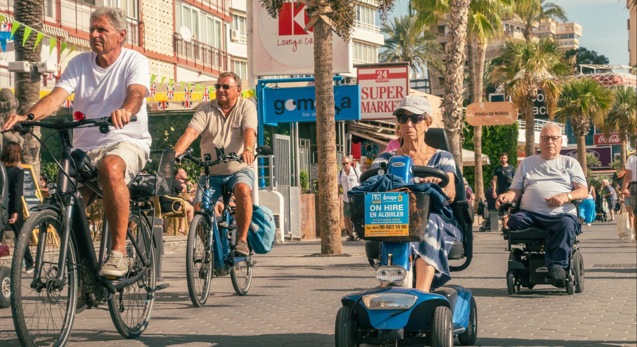 Personas paseando en Benidorm. Foto: iStock