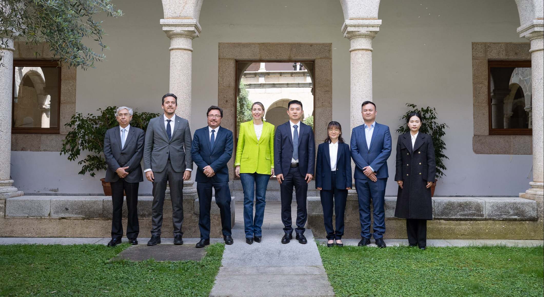 La Presidenta de Extremadura, María Guardiola, con los representantes de la empresa china Hunan Yuneng New Energy Battery Material