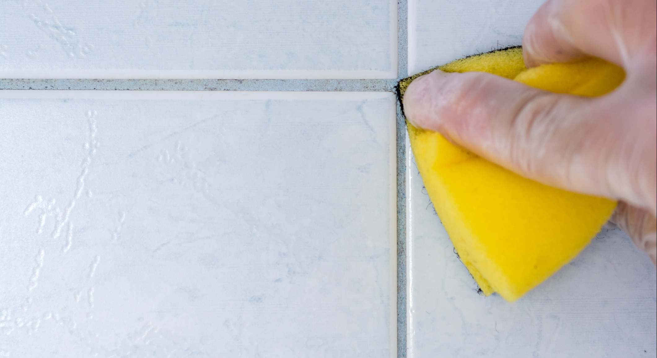 Limpieza con un estropajo de las juntas de los azulejos. / Foto: iStock