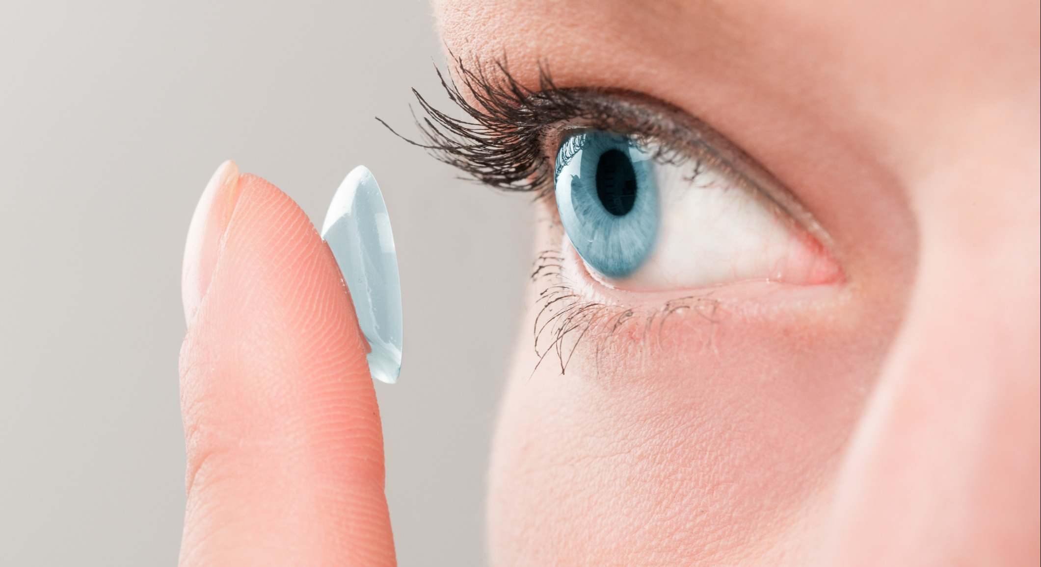 Mujer insertando una lentilla en su ojo con su dedo índice