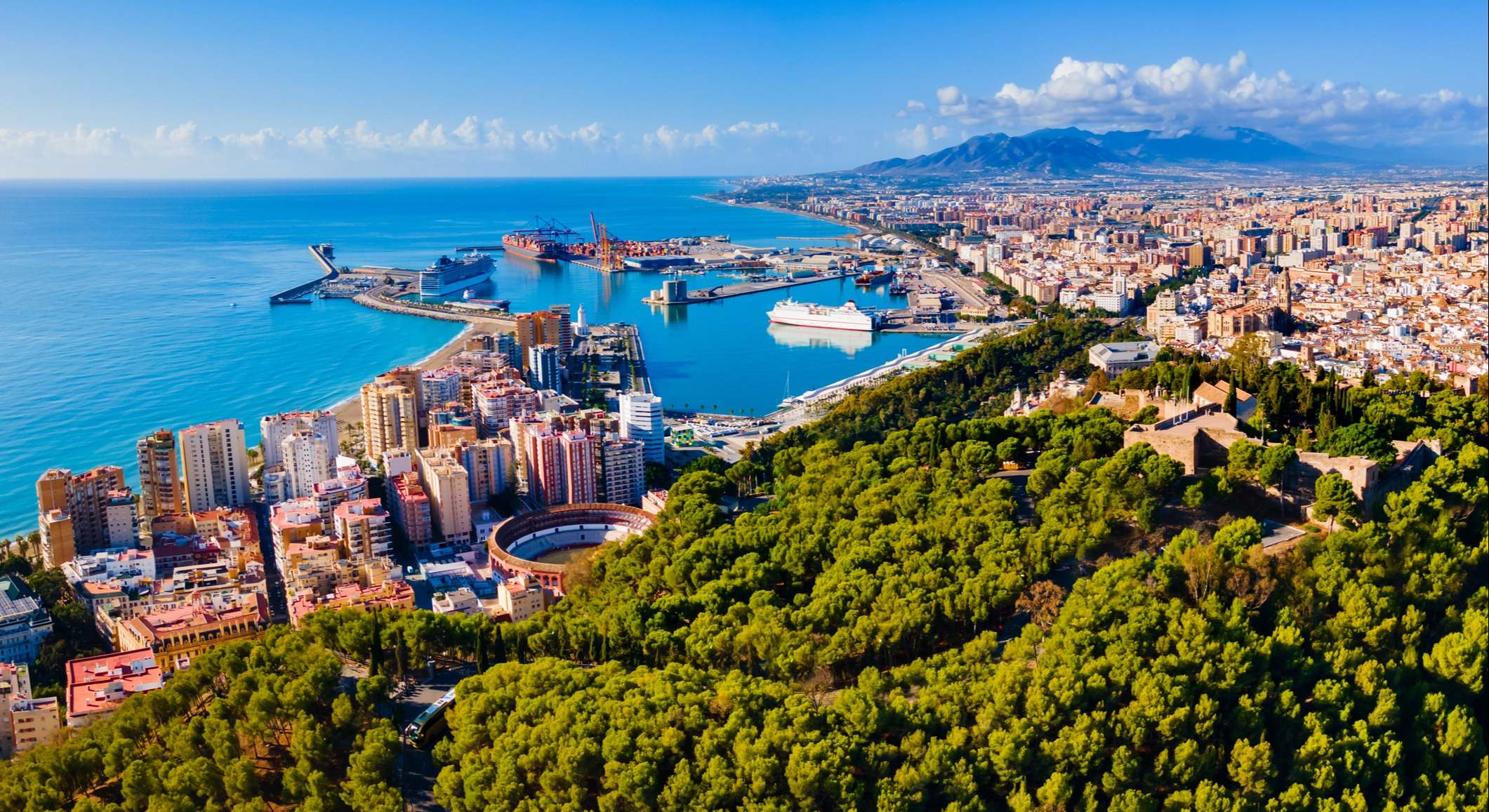 Vista panorámica aérea de la ciudad de Málaga en Andalucía, España