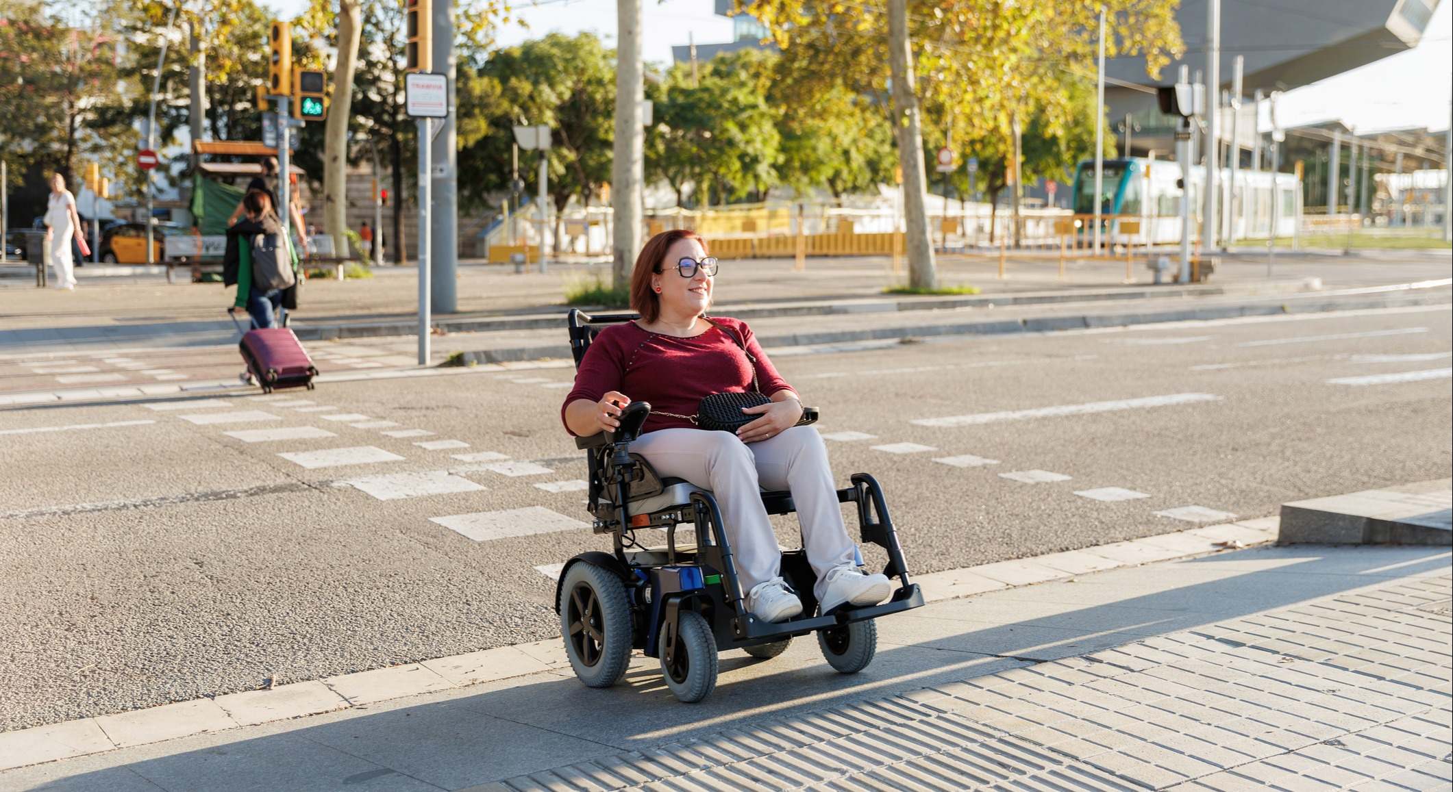 mujer en silla de ruedas