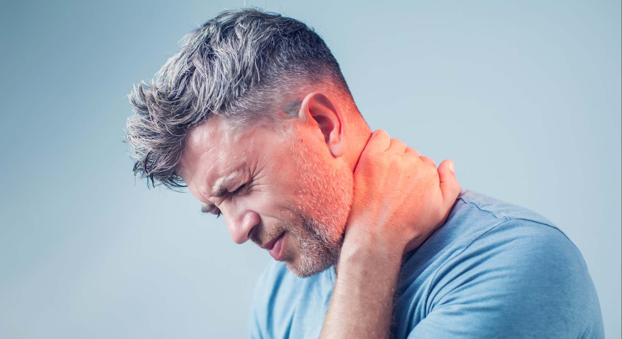 Hombre con dolor en el cuello