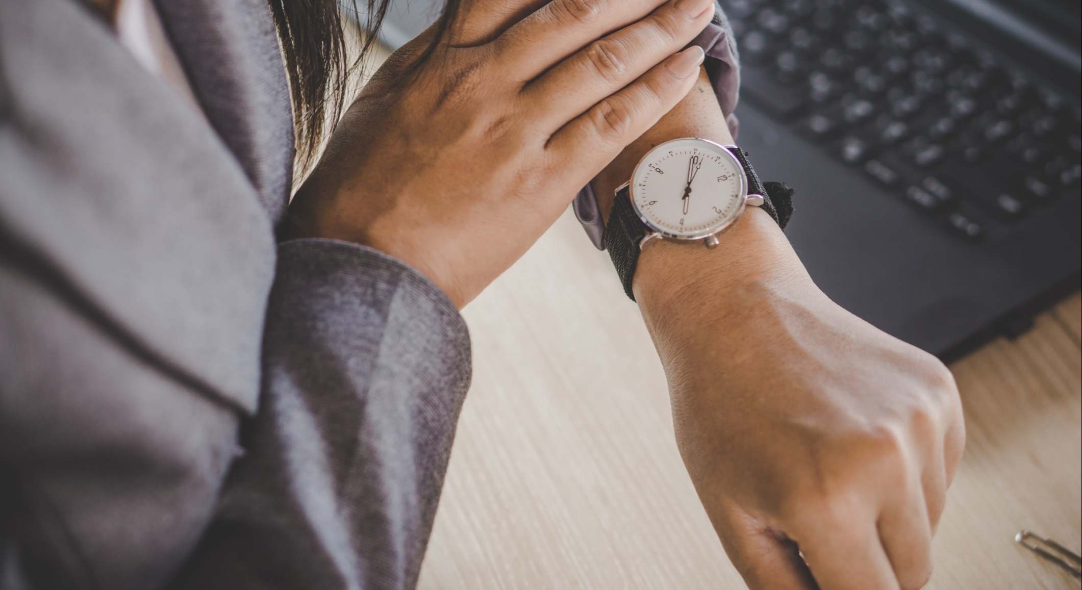 Mujer mirando la hora en la oficina. Foto: iStock