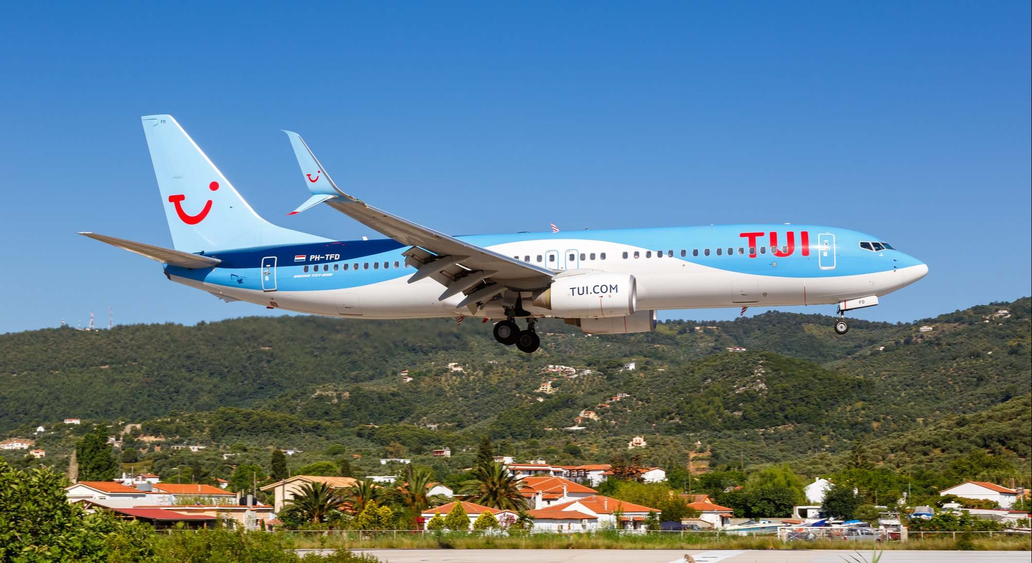 Avión de la compañía Tui aterrizando en la pista de un aeropuerto