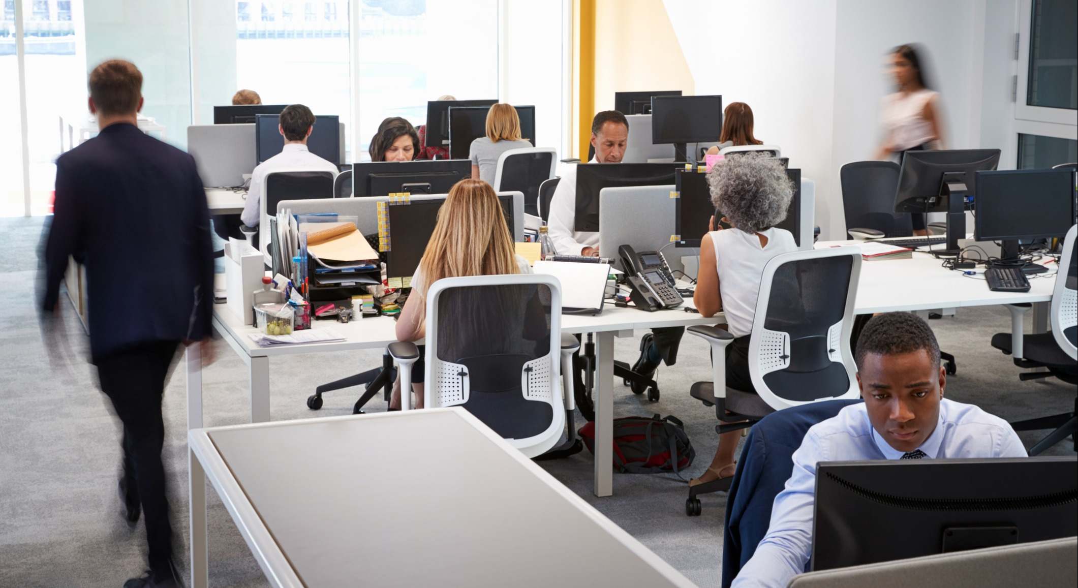 Trabajadores en un oficina. Foto: iStock