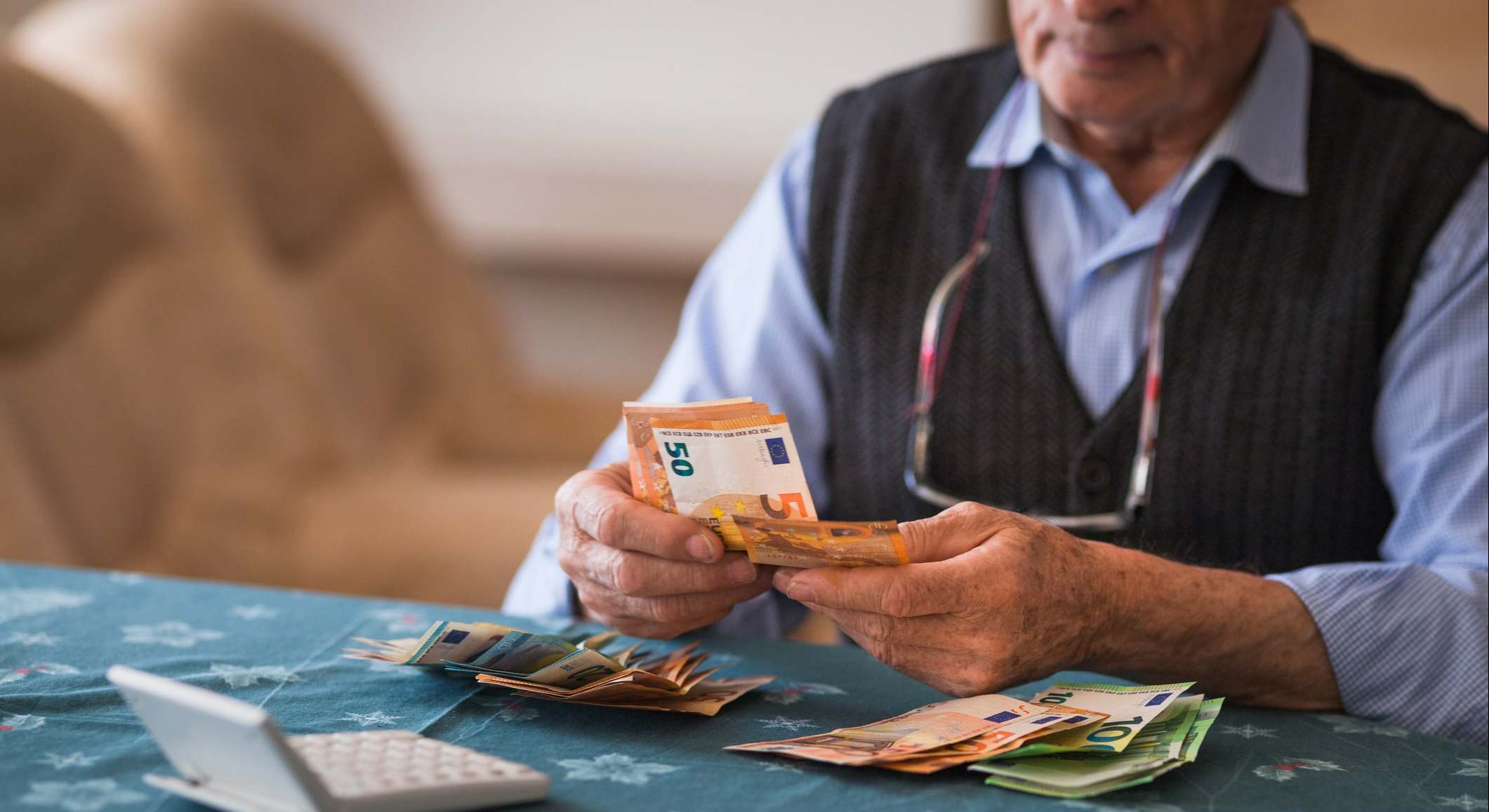 Una persona mayor contando dinero