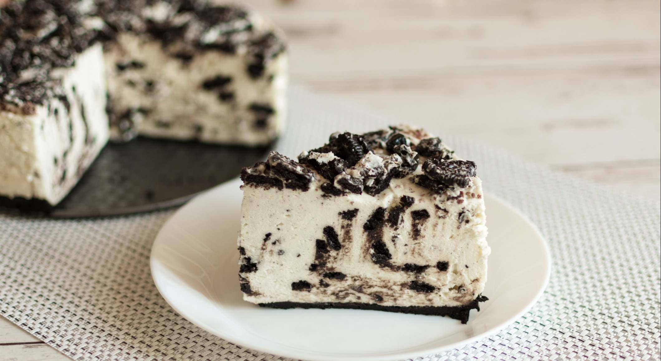 Pastel de queso cremoso sin hornear con galletas de chocolate y galletas de crema