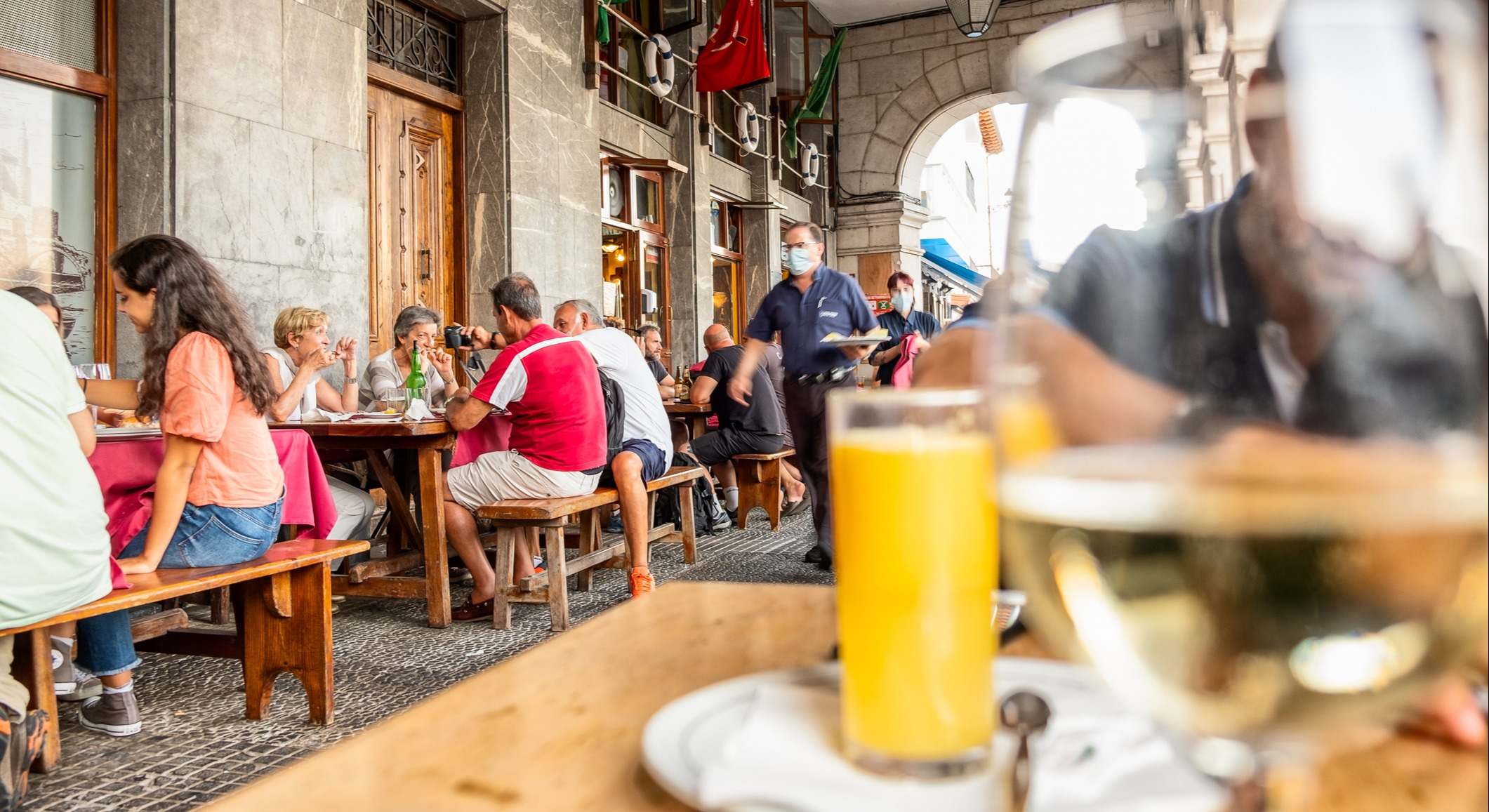 Camarero sirviendo en una terraza. Foto: iStock