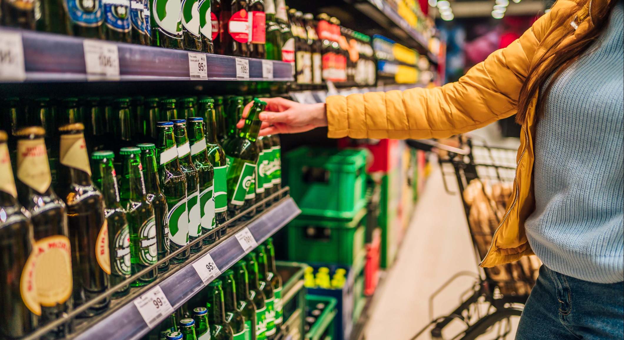 Cervezas y otras bebidas en el lineal del supermercado. / Foto: iStock