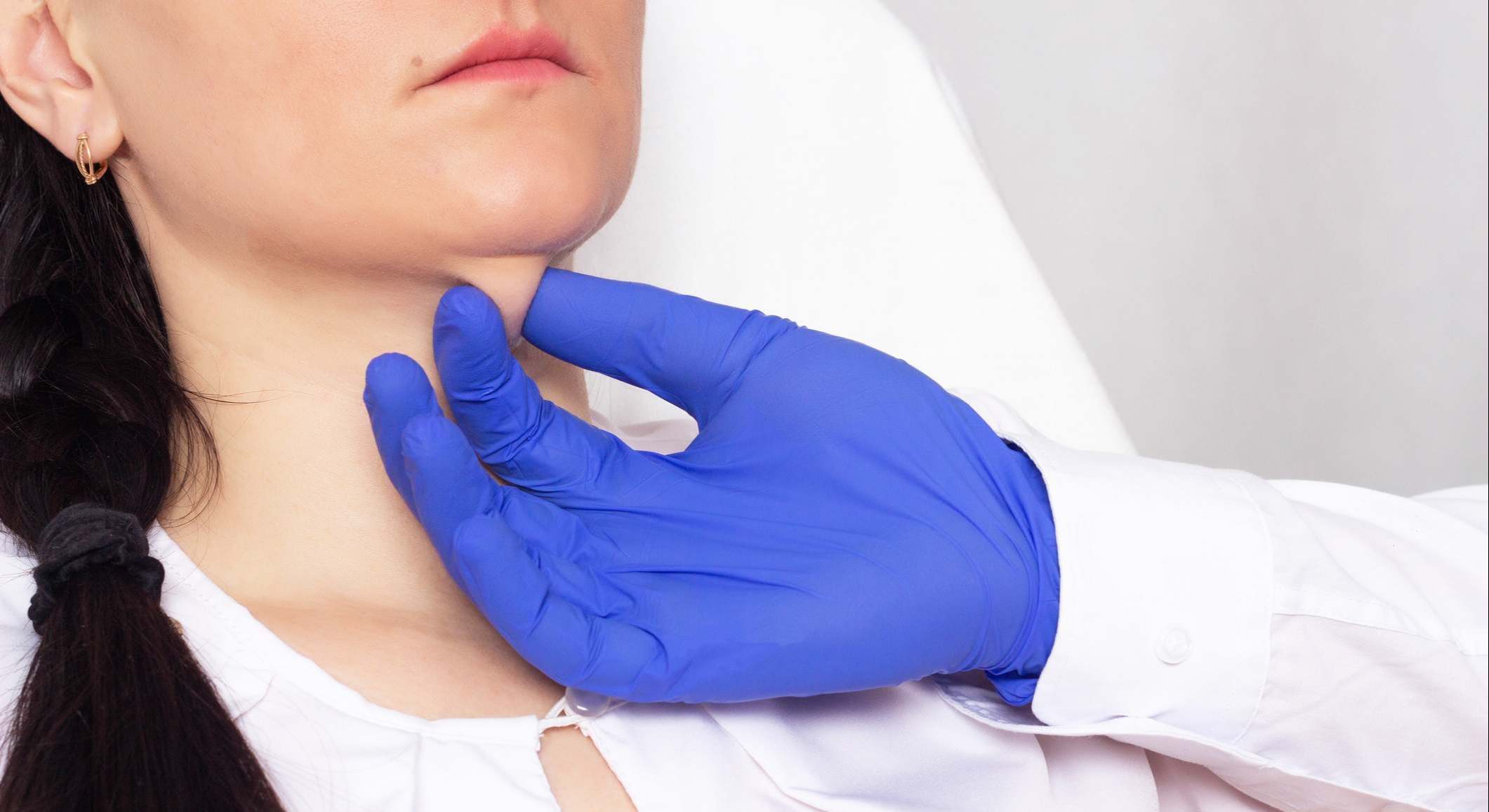 Médico cosmetólogo revisa la piel de una papada