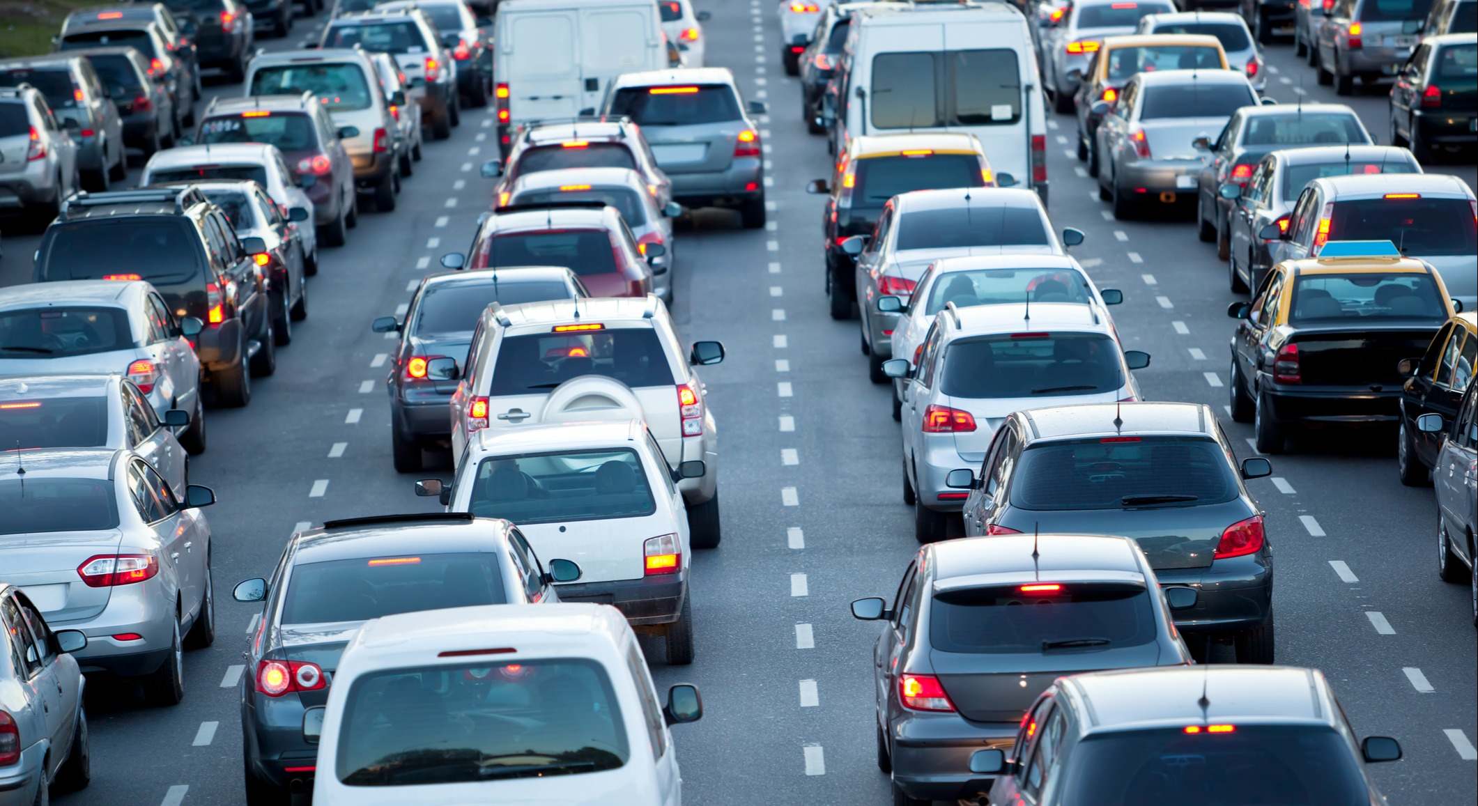 Coches parados por el tráfico durante un atasco. / Foto: iStock