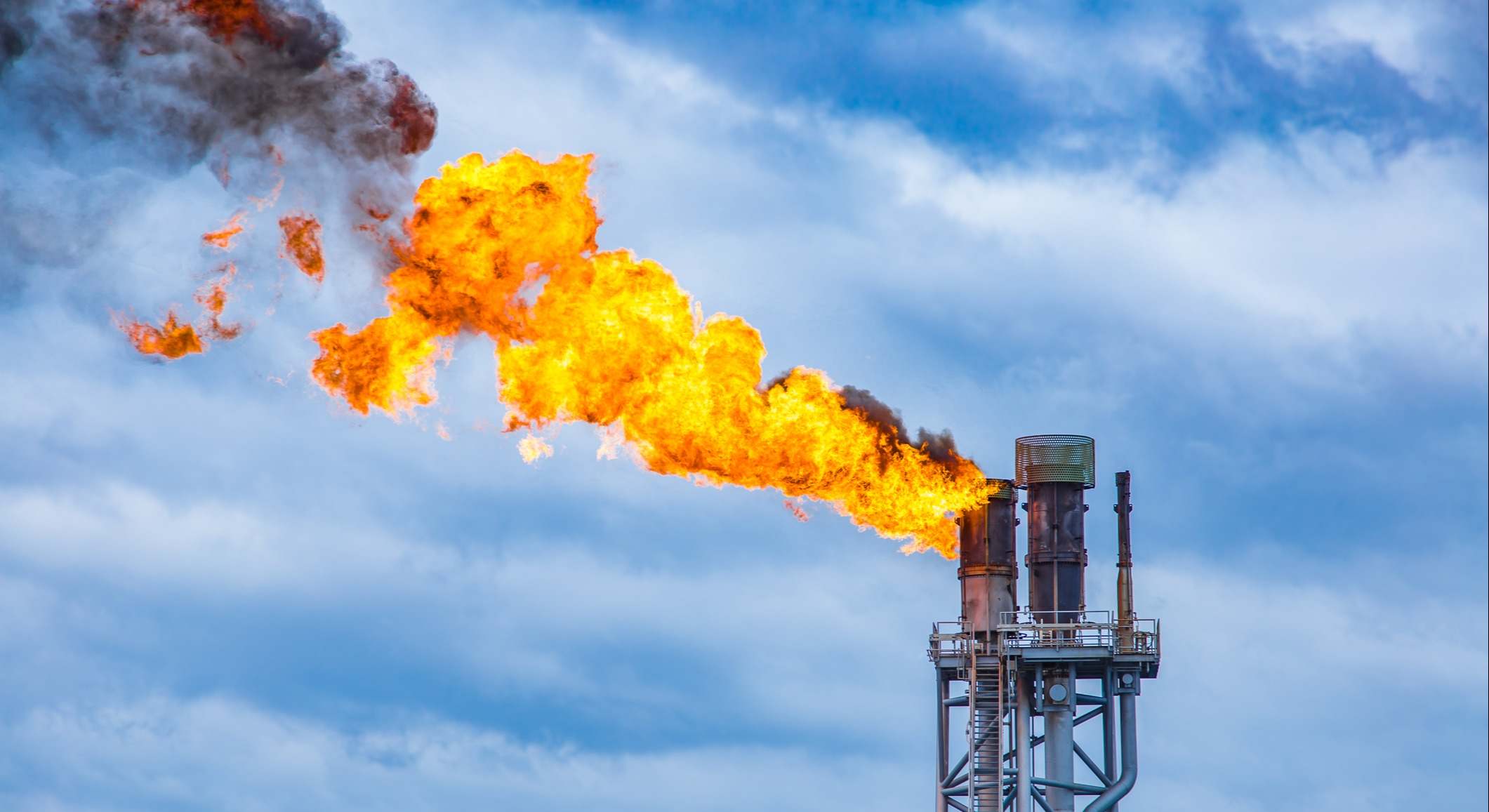Planta de producción de petróleo con fuego