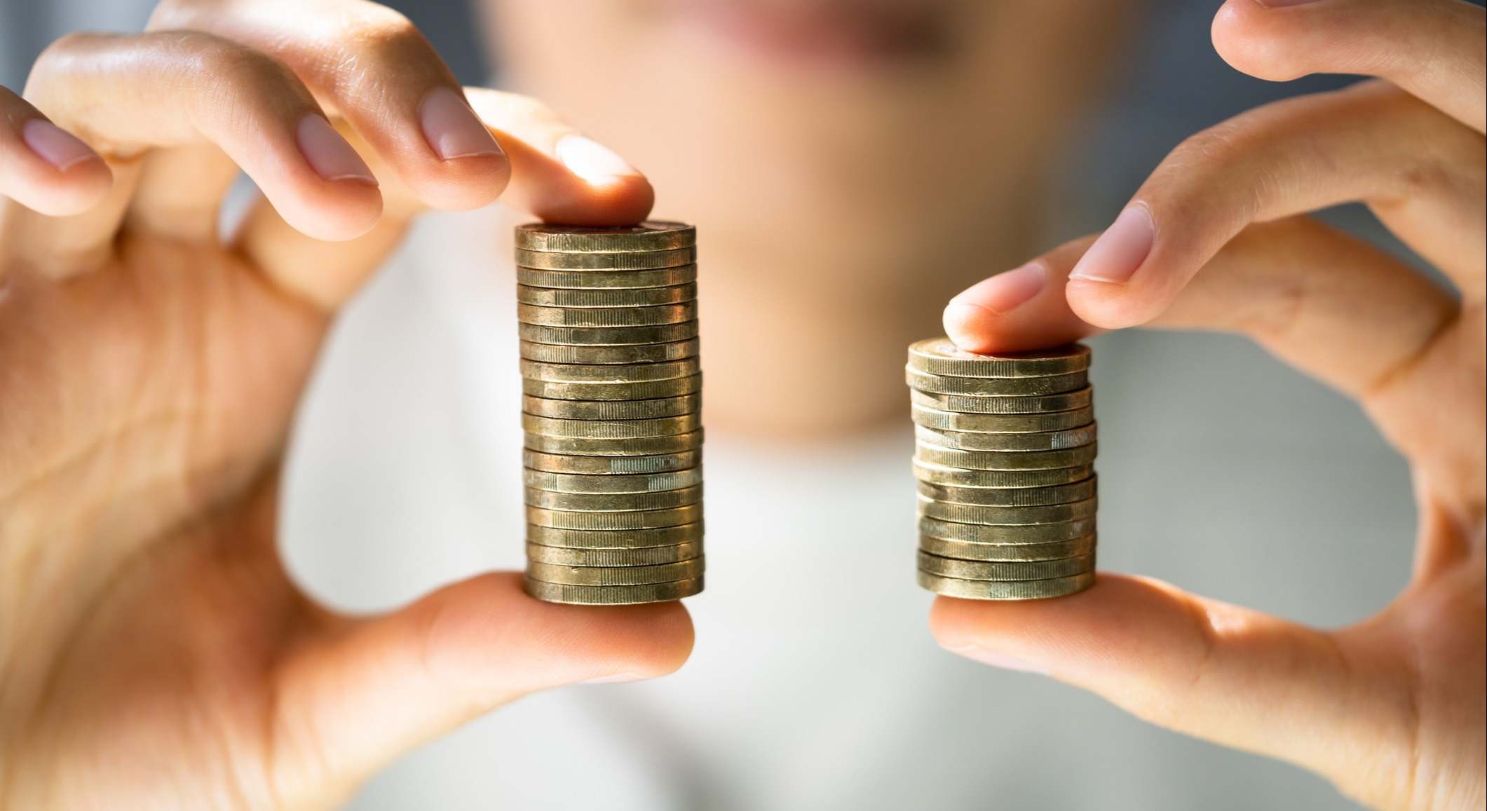 Una mujer con varias monedas en la mano