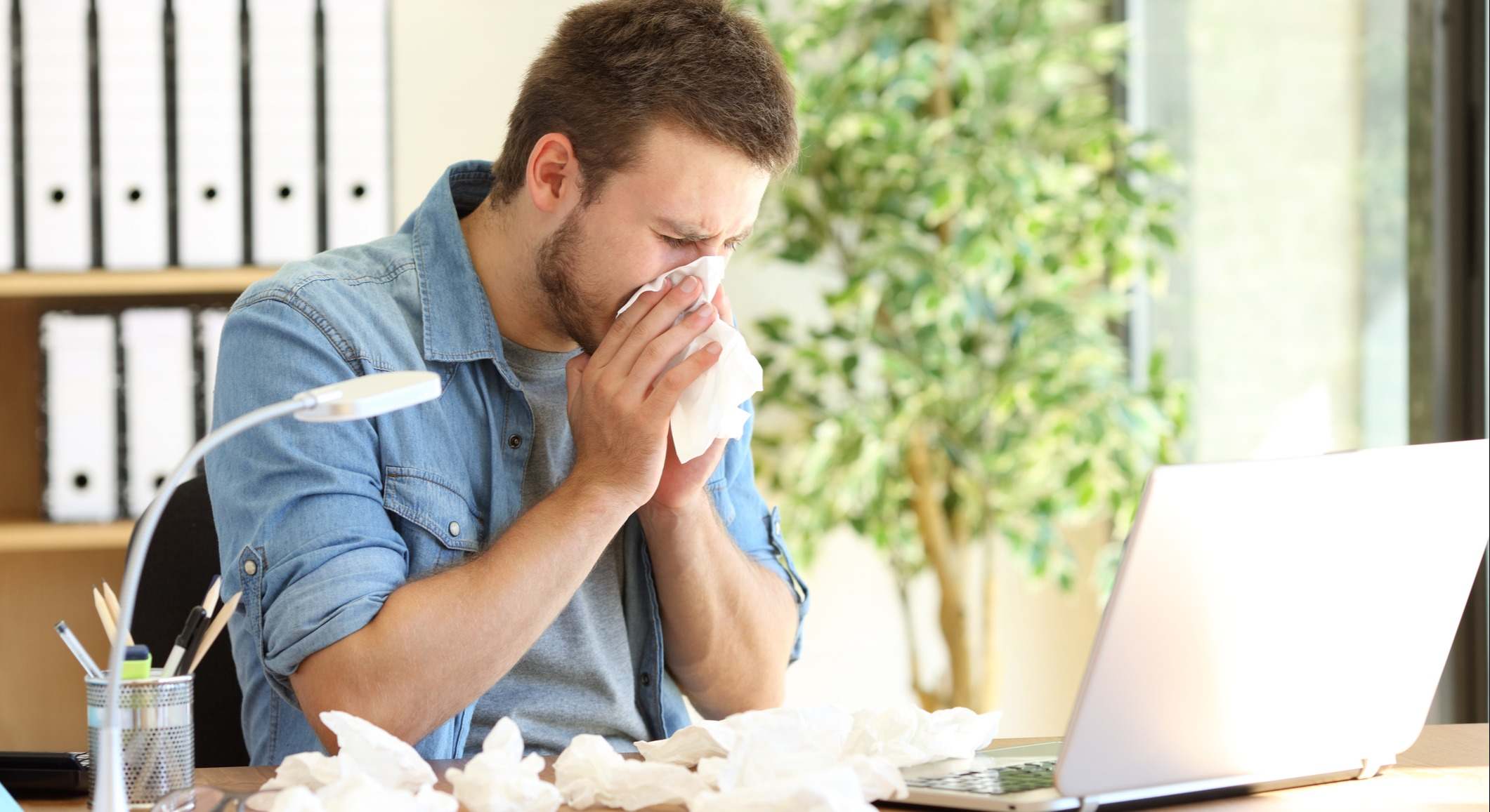 Trabajador enfermo en su puesto de trabajo