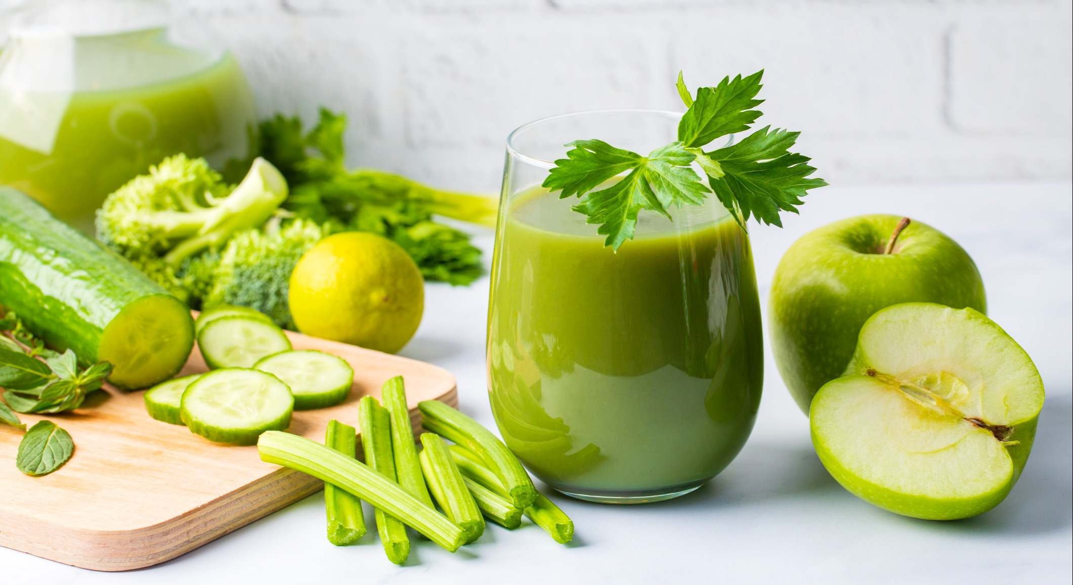 Un vaso de zumo de apio verde