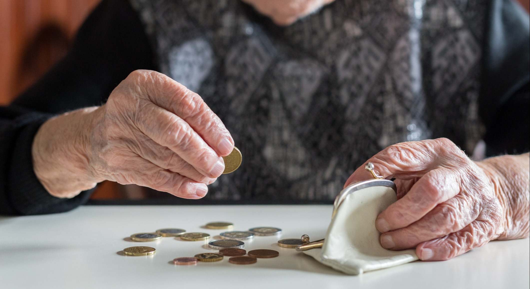 Pensionista cuenta sus ahorros. / Foto: iStock