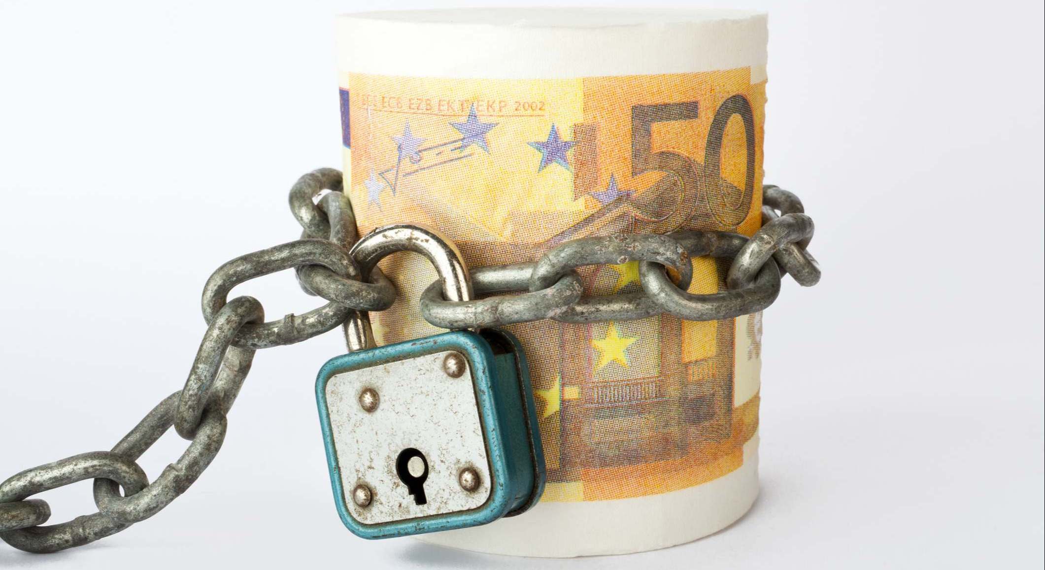 Un rollo de billetes de 50 euros encadenados a un candado