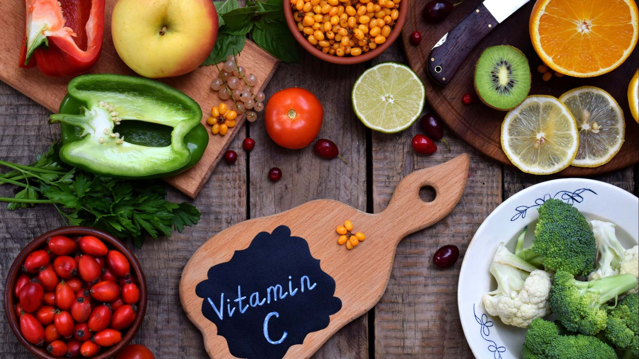 Alimentos que contienen ácido ascórbico, vitamina C: cítricos, coliflor, brócoli, pimiento, kiwi, rosa, tomate, manzana.