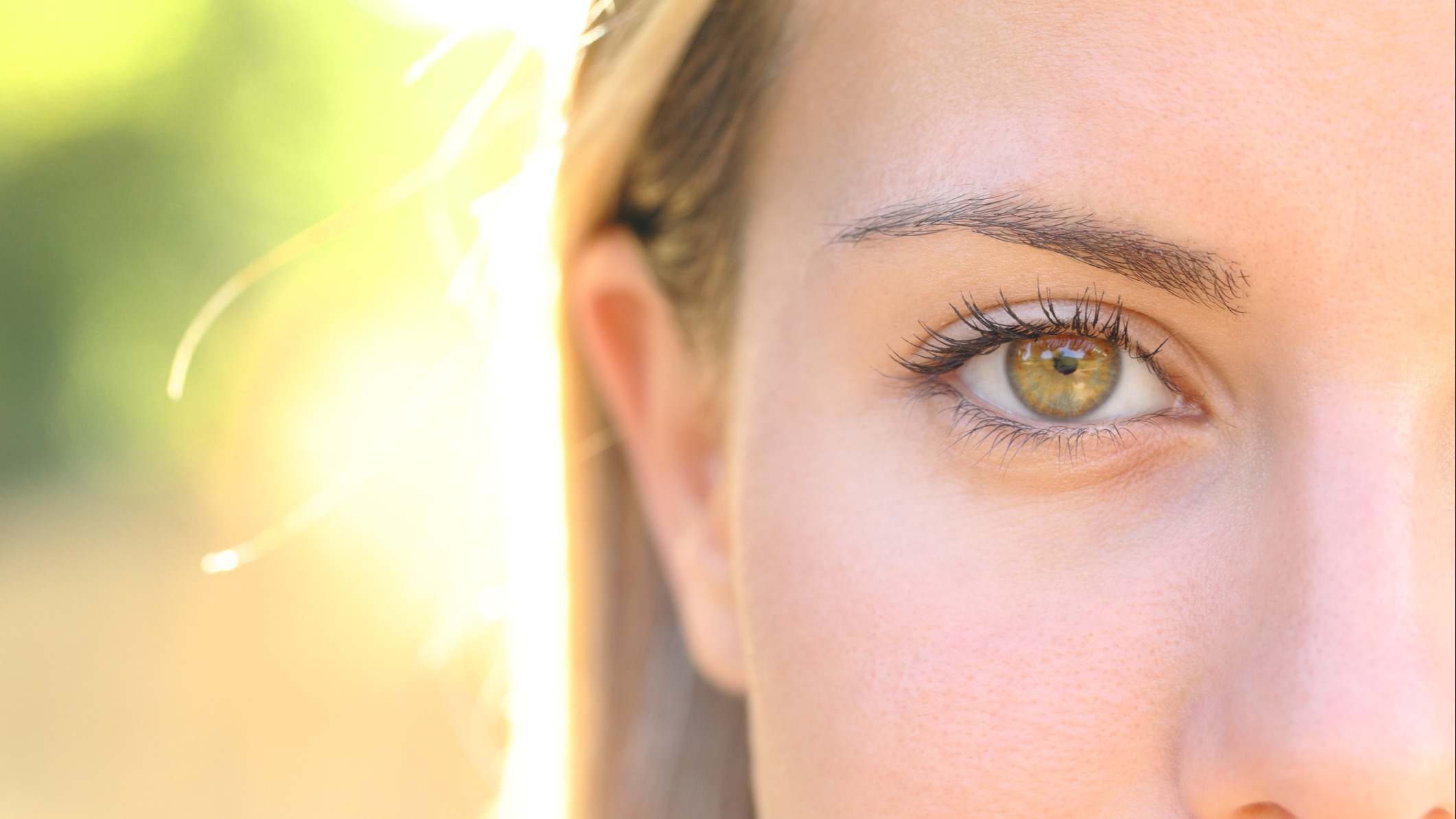 Ojo de mujer mirando en primer plano