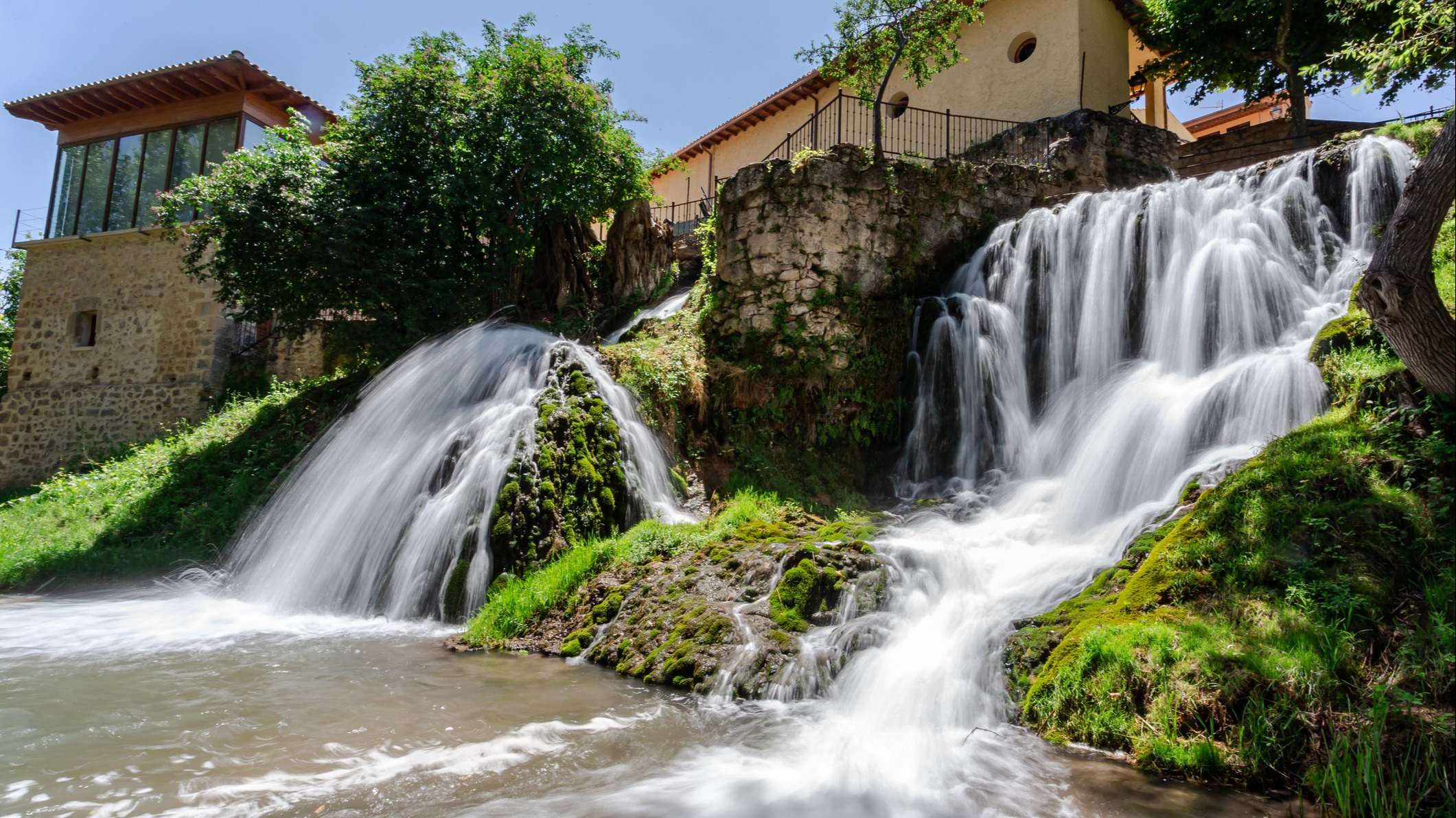 Cascadas naturales del río Cifuentes a su paso por la localidad de Trillo en Guadalajara