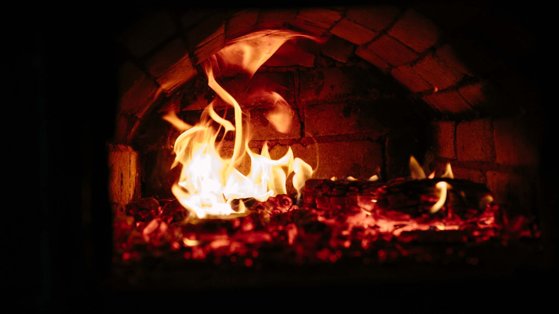 Antiguo horno con fuego