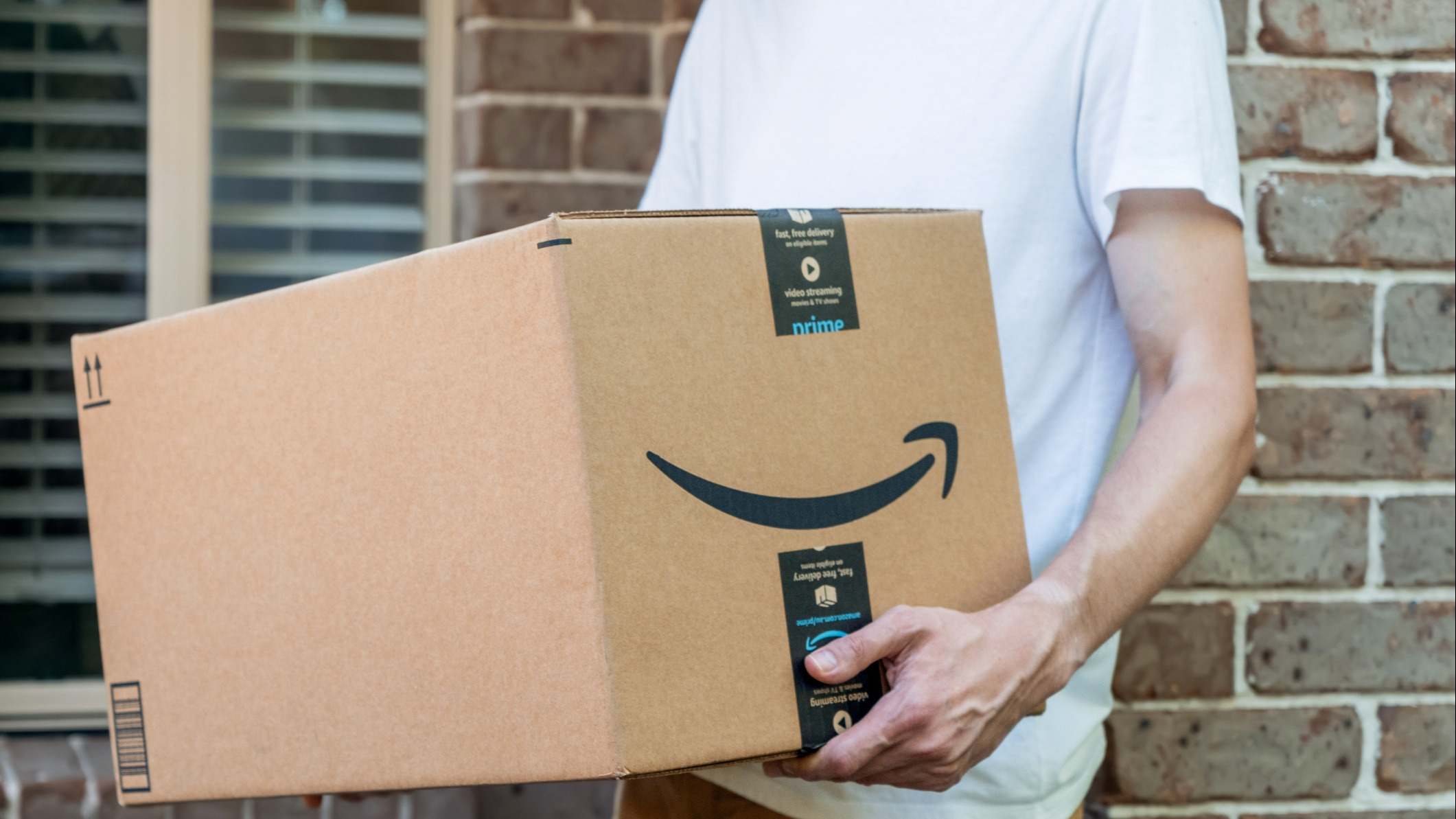 Caja de Amazon entregada en una puerta principal de un edificio residencial