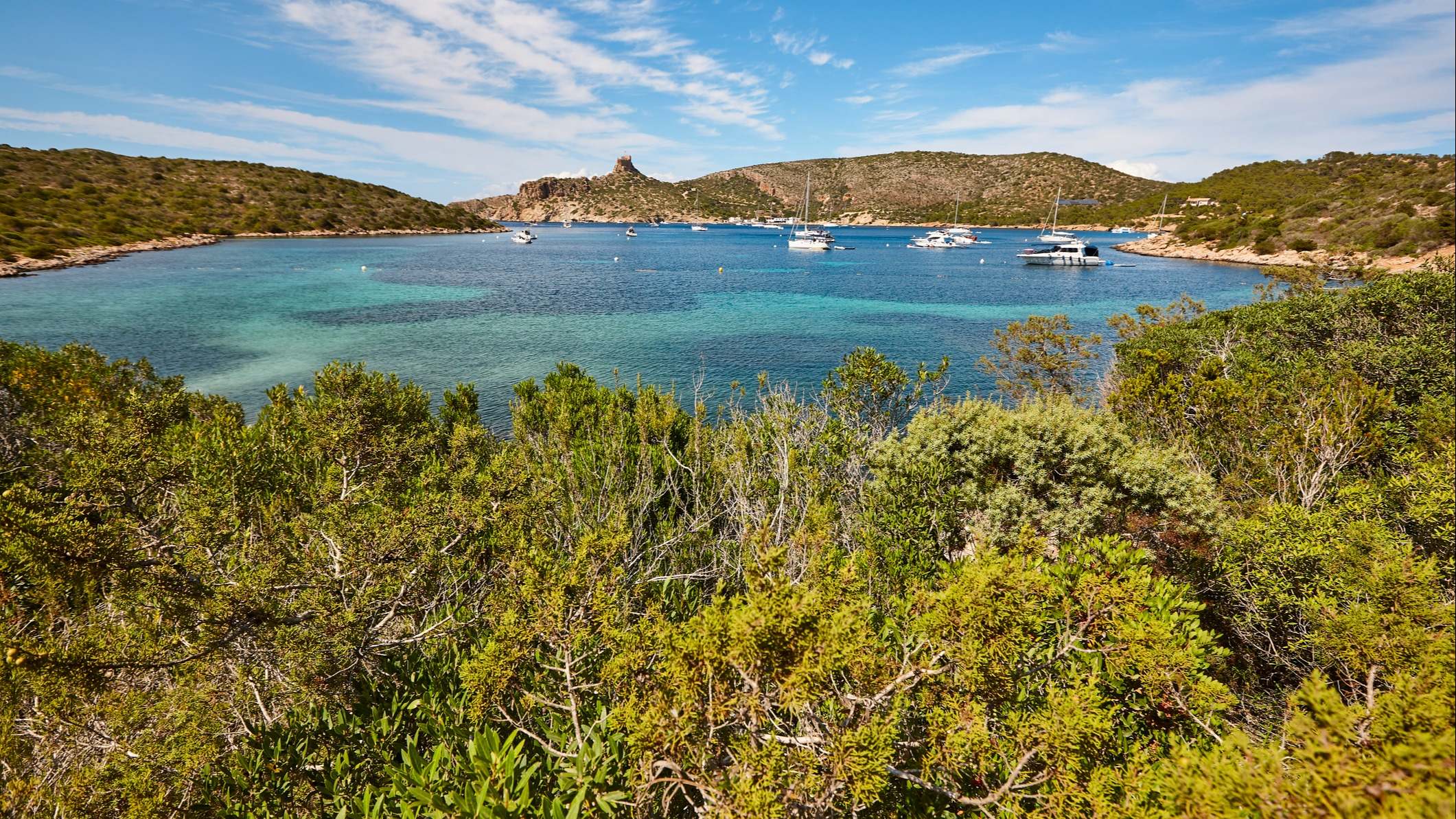 Aguas turquesas en el paisaje costero de la isla de Cabrera.