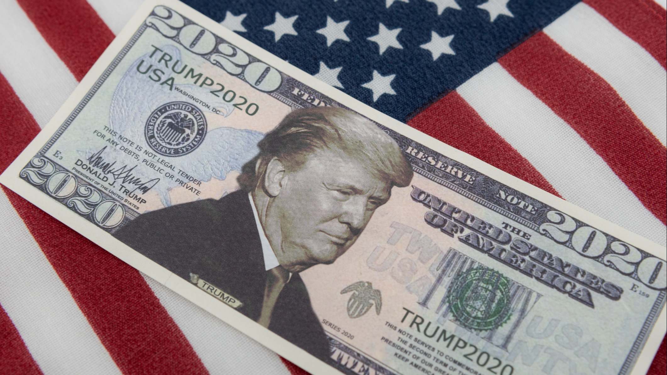 Billete de dólar con la cara de Trump