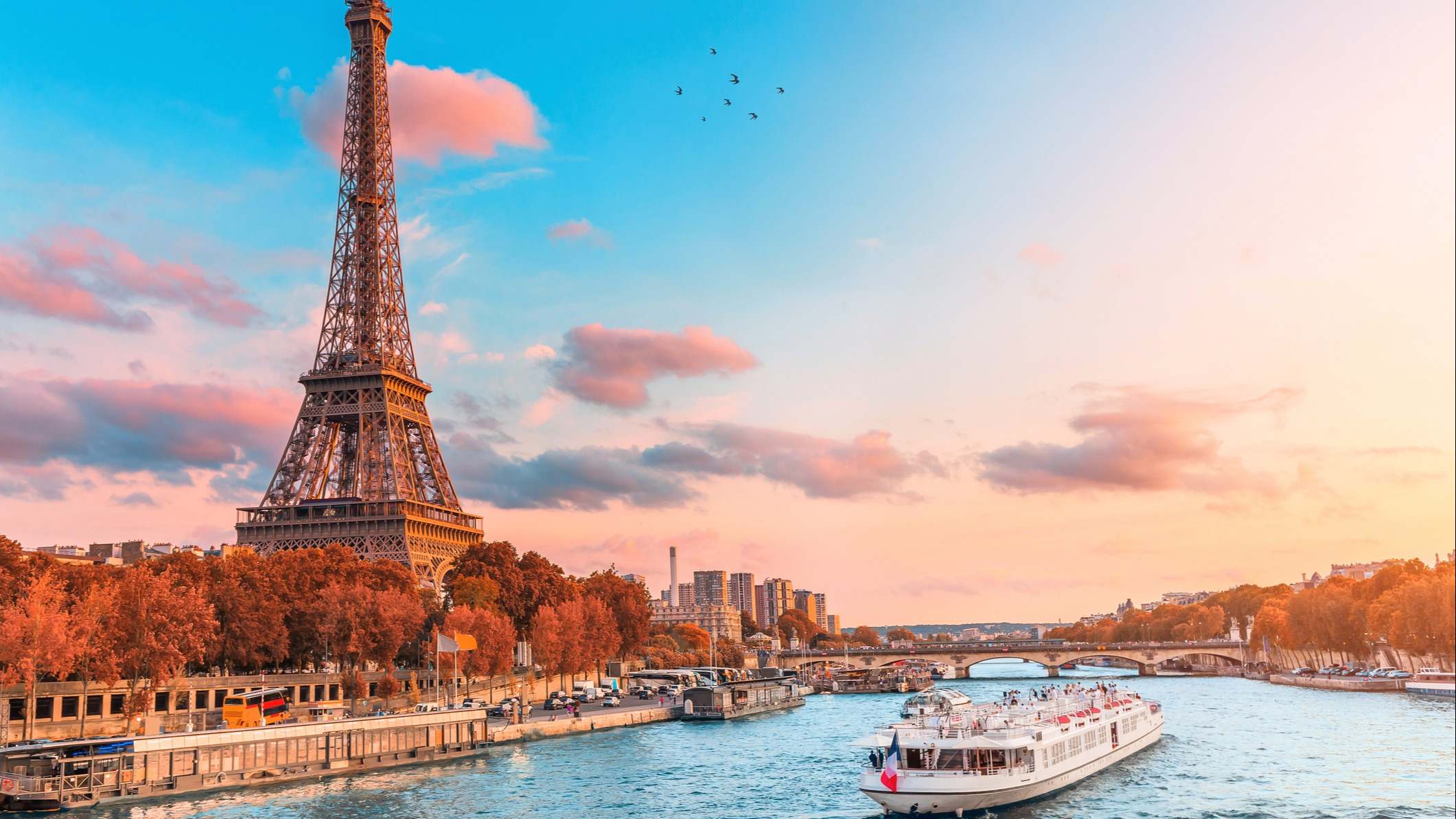 La principal atracción de París y toda Europa es la torre Eiffel en los rayos de la puesta de sol en la orilla del río Sena con cruceros turísticos