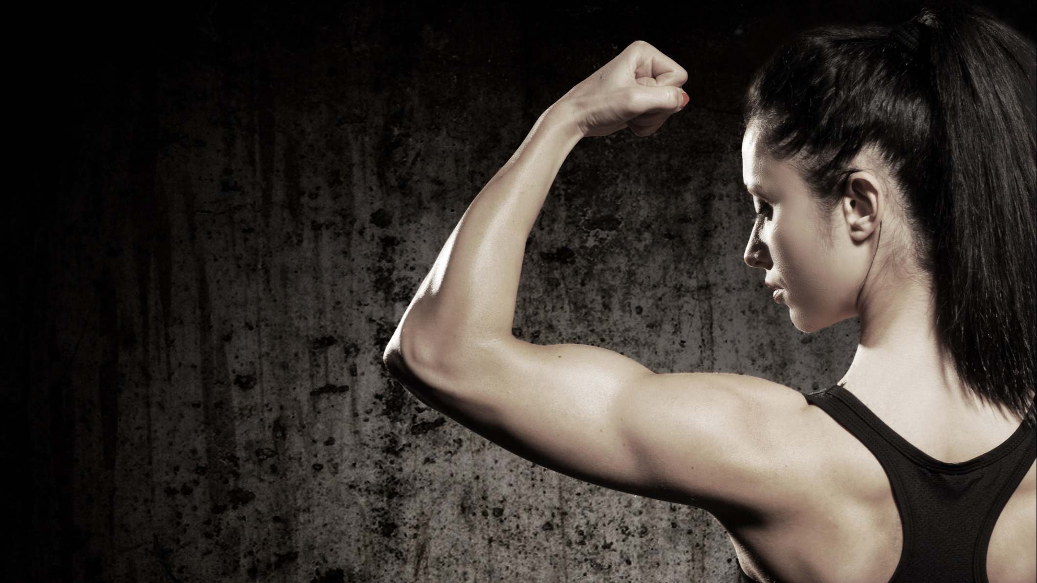 Mujer sacando músculo del brazo