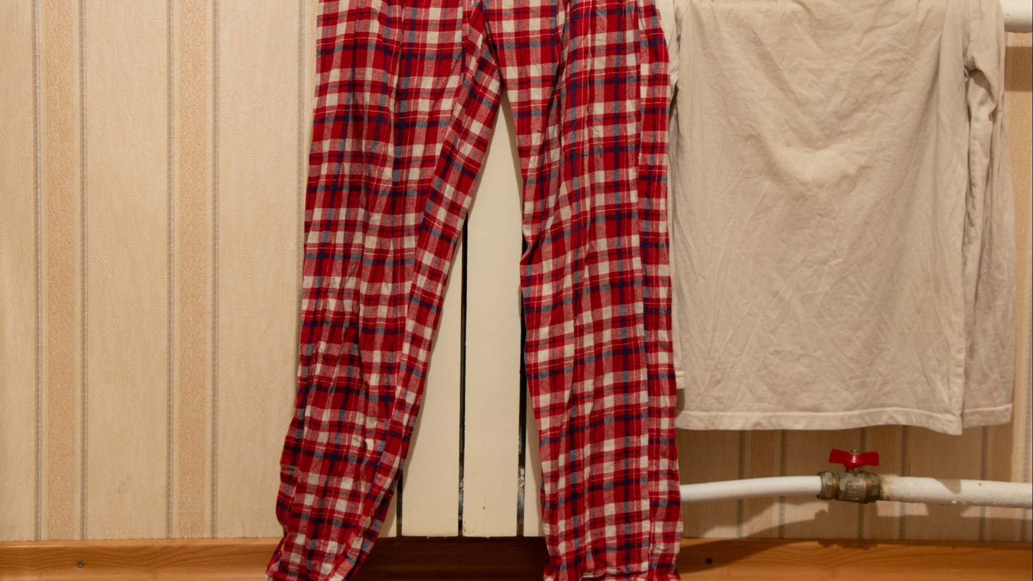 Ropa tendida en un radiador