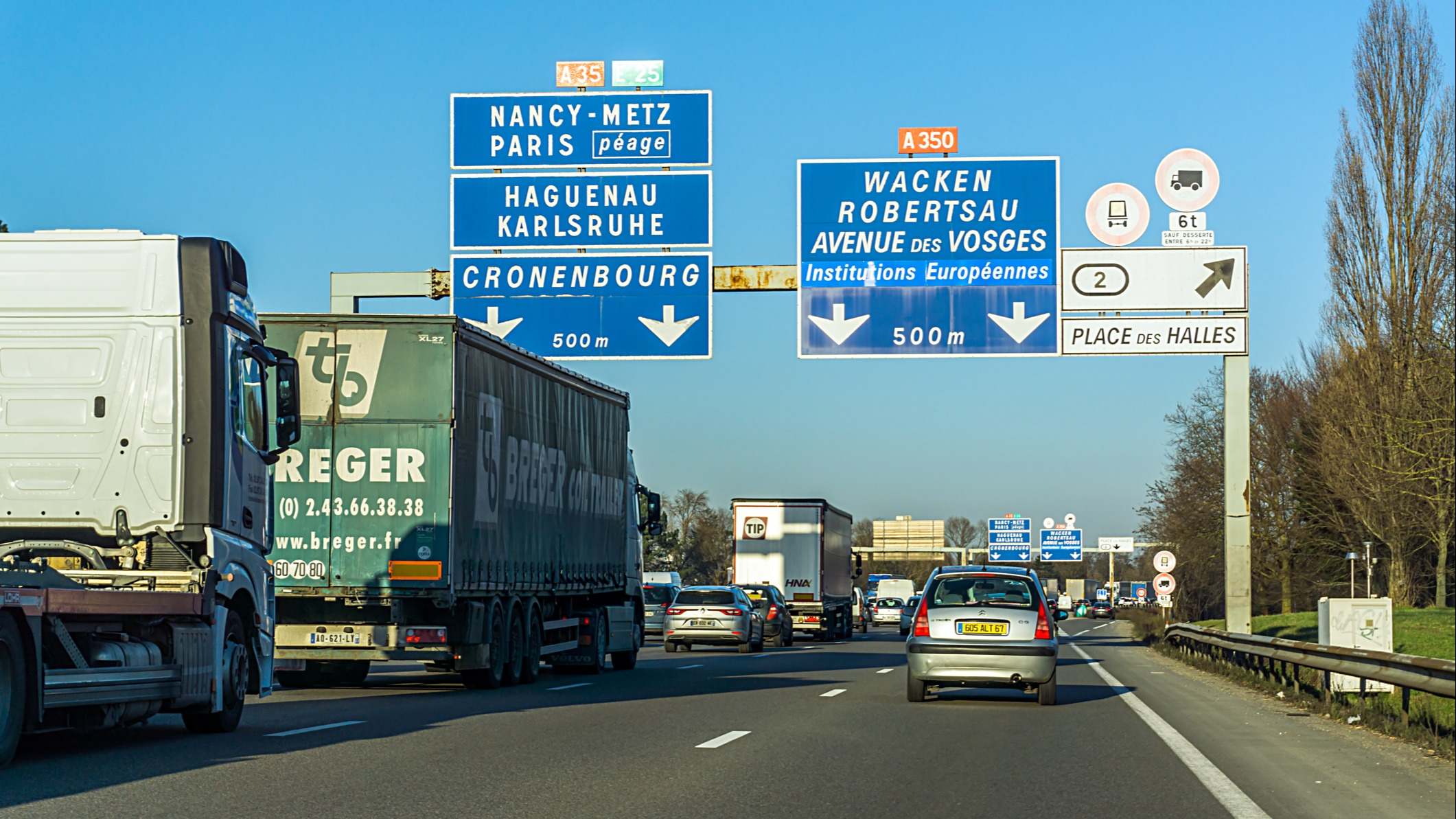 Camiones y coches en la autopista de Francia