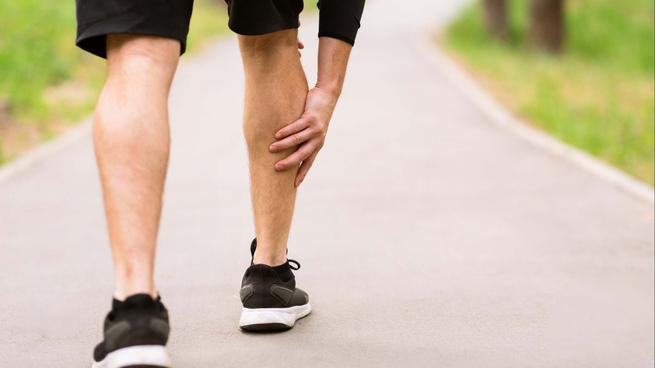  Corredor con dolor muscular en la pierna
