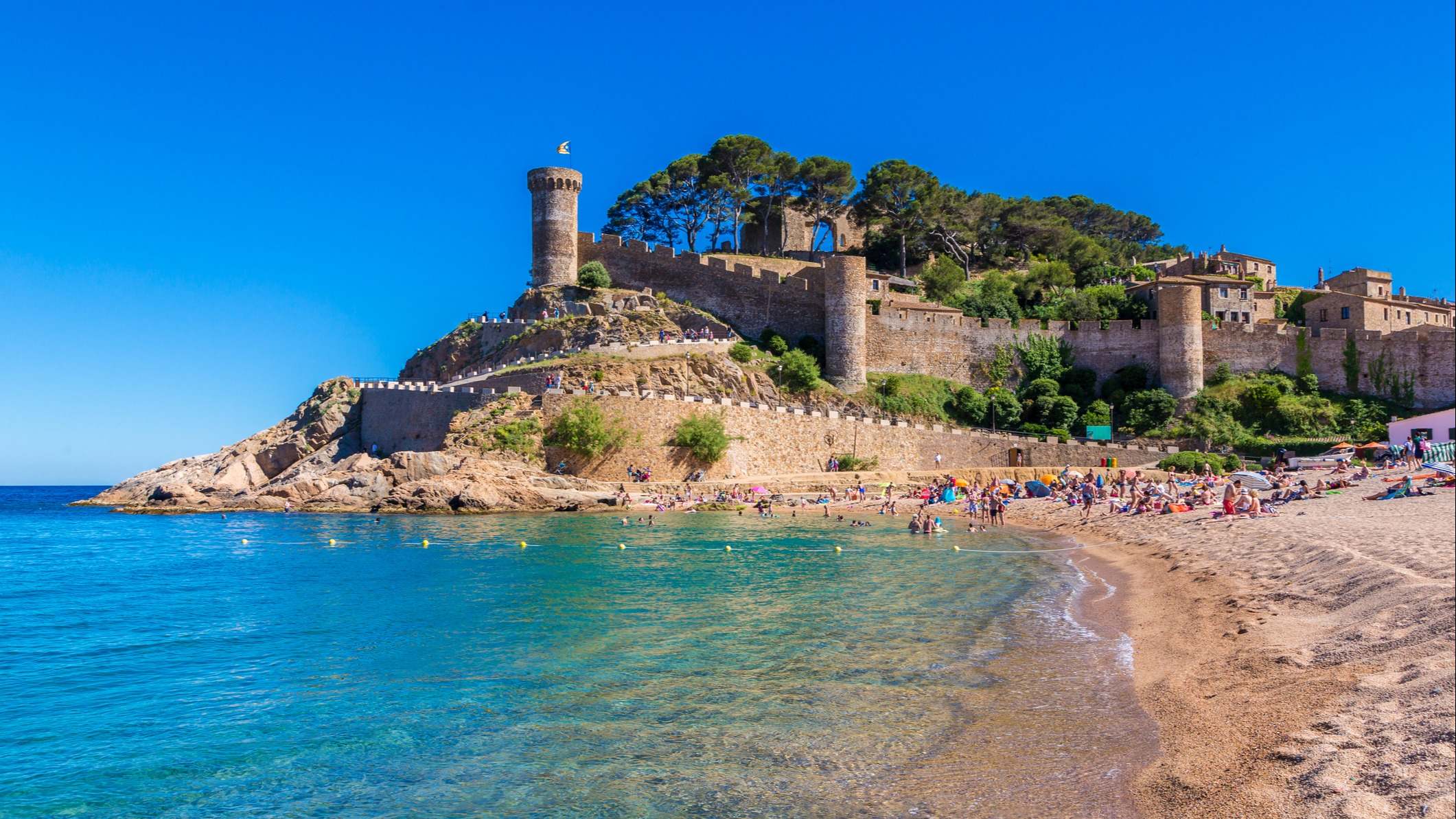 Playa y muralla de Tossa de Mar en la Costa Brava, Cataluña