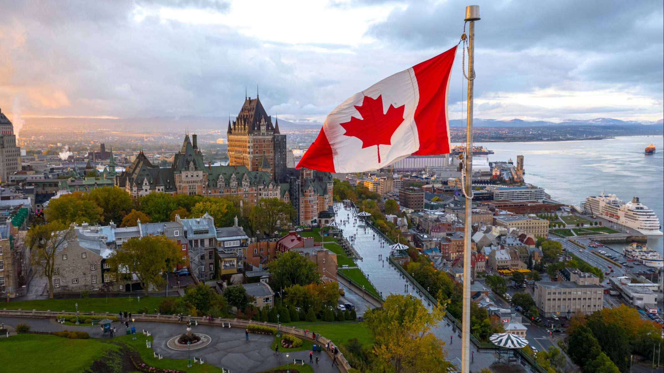 Bandera canadiense ondeando sobre la ciudad de Quebec
