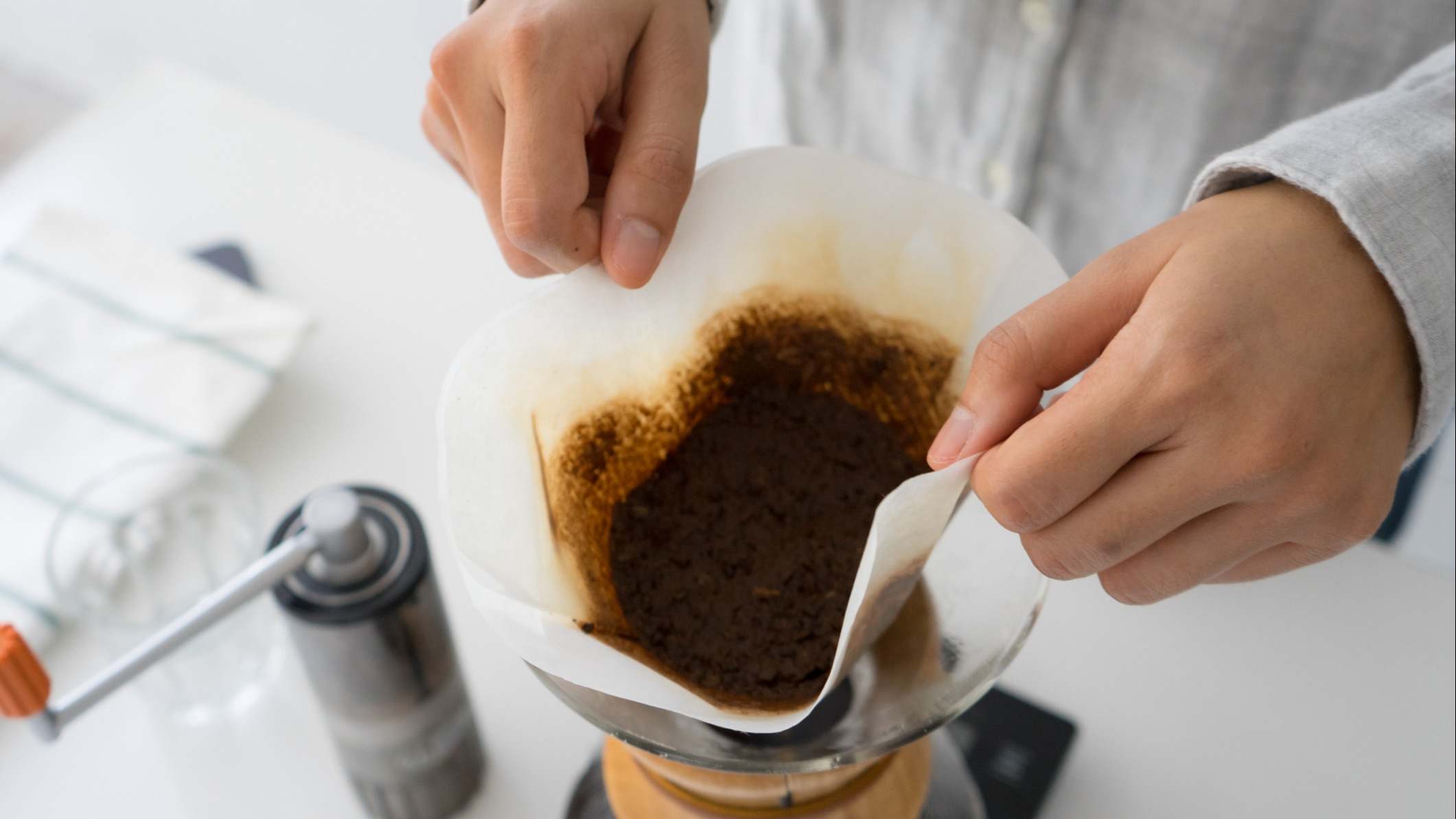 Café molido en el inodoro, el sorprendente truco que no te esperabas