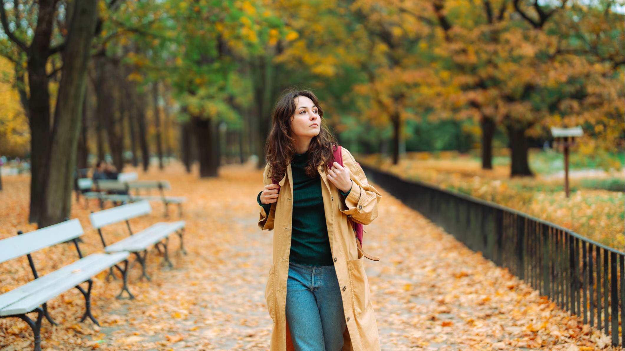 Mujer paseando en otoño