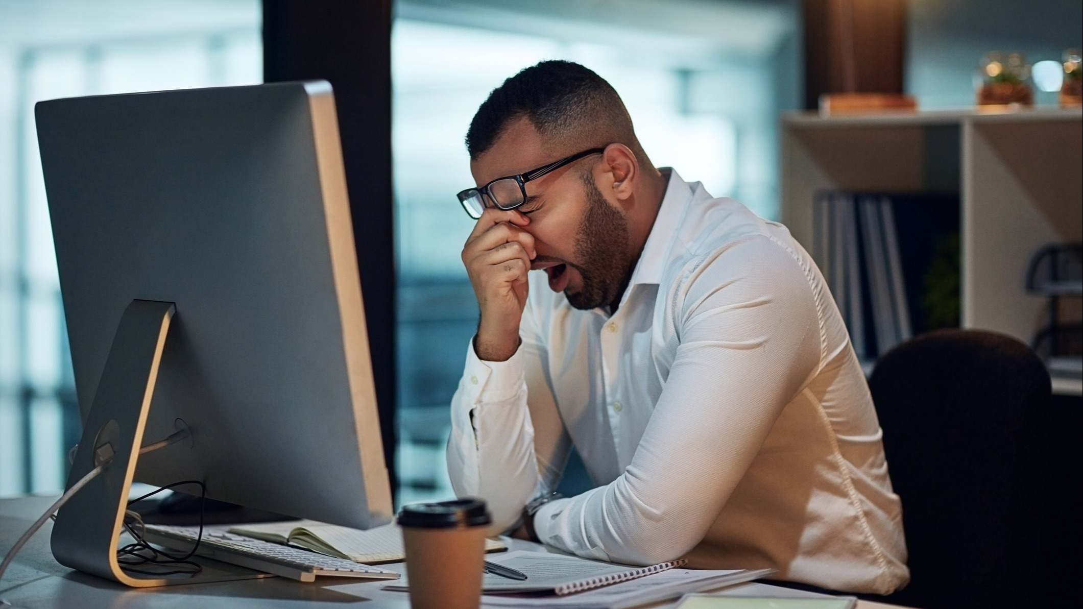 Trabajador bostezando delante del ordenador