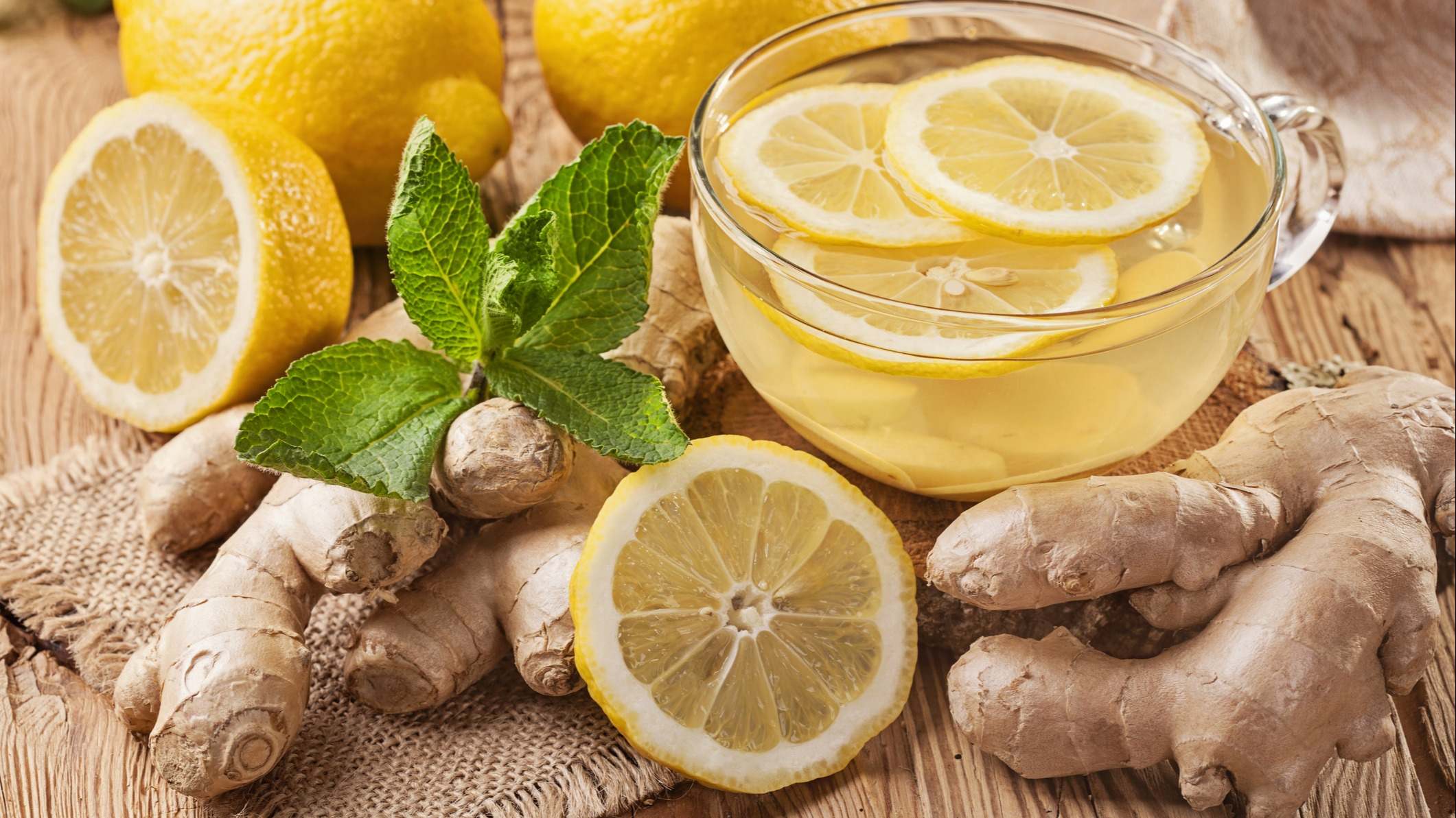 Té del jengibre con el limón en una tabla de madera