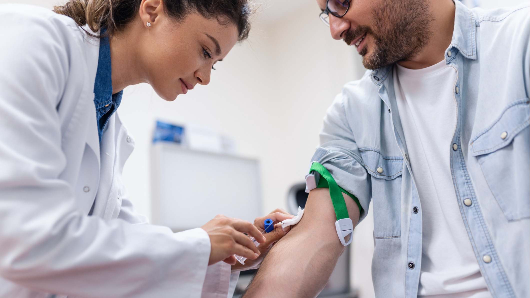 Enfermera sacando sangre a un paciente para una analítica de sangre