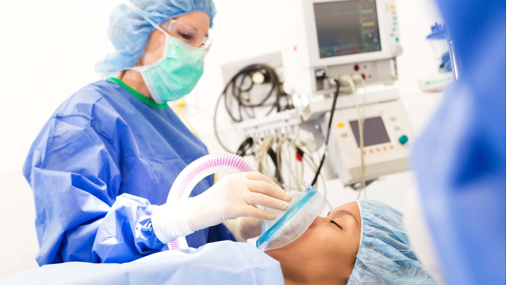 Mujer anestesiada antes de una intervención quirúrgica