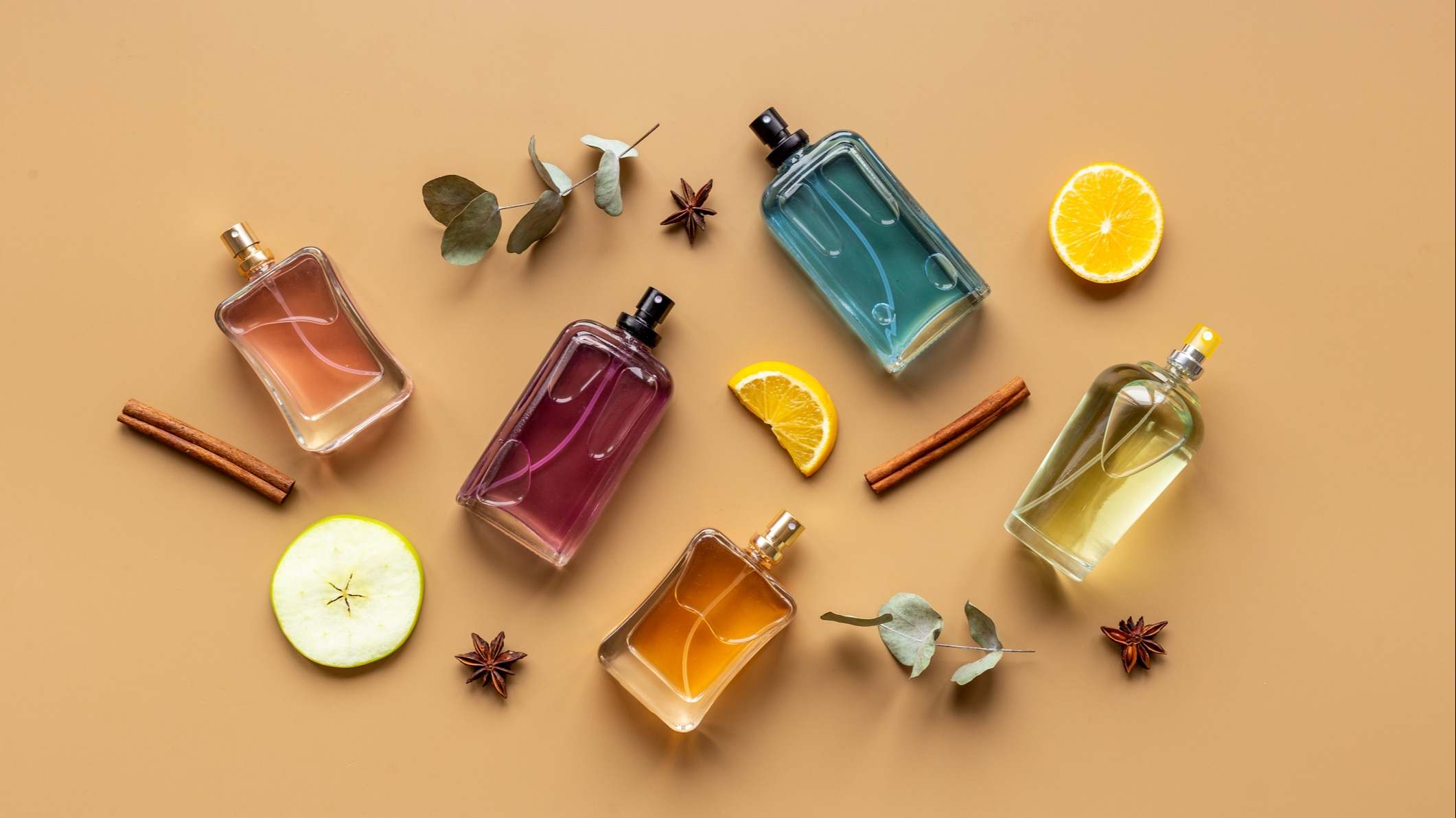 Botellas de perfume con ingredientes con los que se elaboran