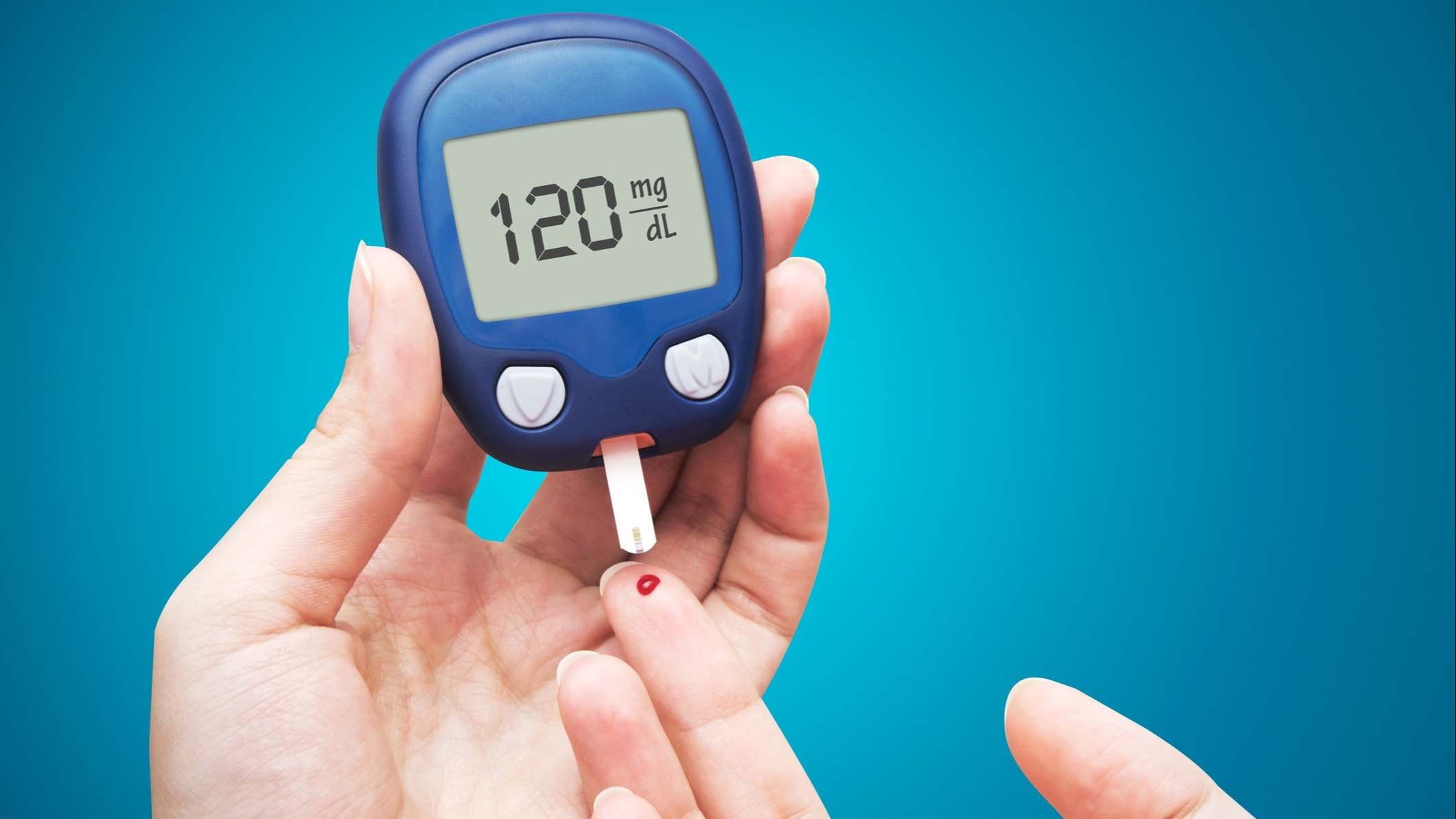 Persona haciendo prueba de azúcar en la sangre