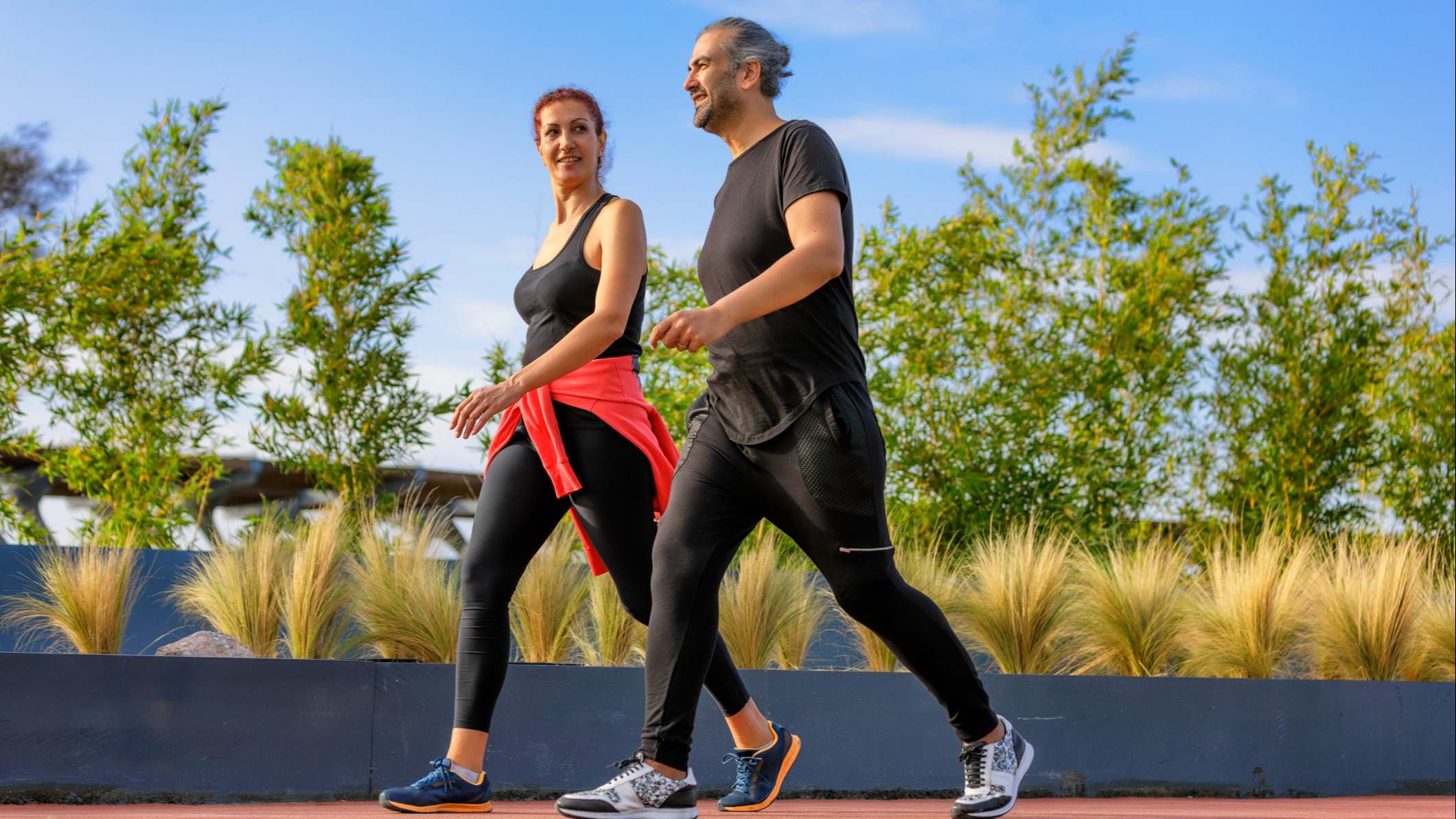 Pareja adulta madura caminando en un parque