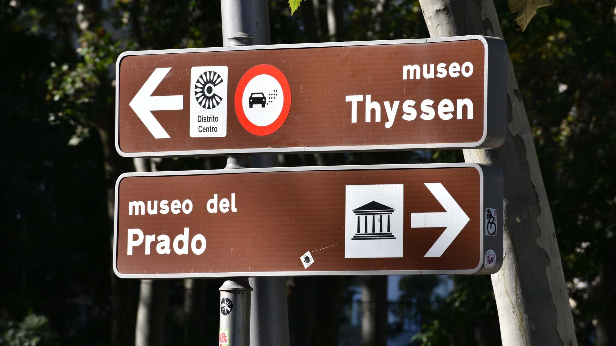 Museo Thyssen-Bornemisza y Museo del Prado Destinos Turísticos Indicaciones en la calle pública de Madrid