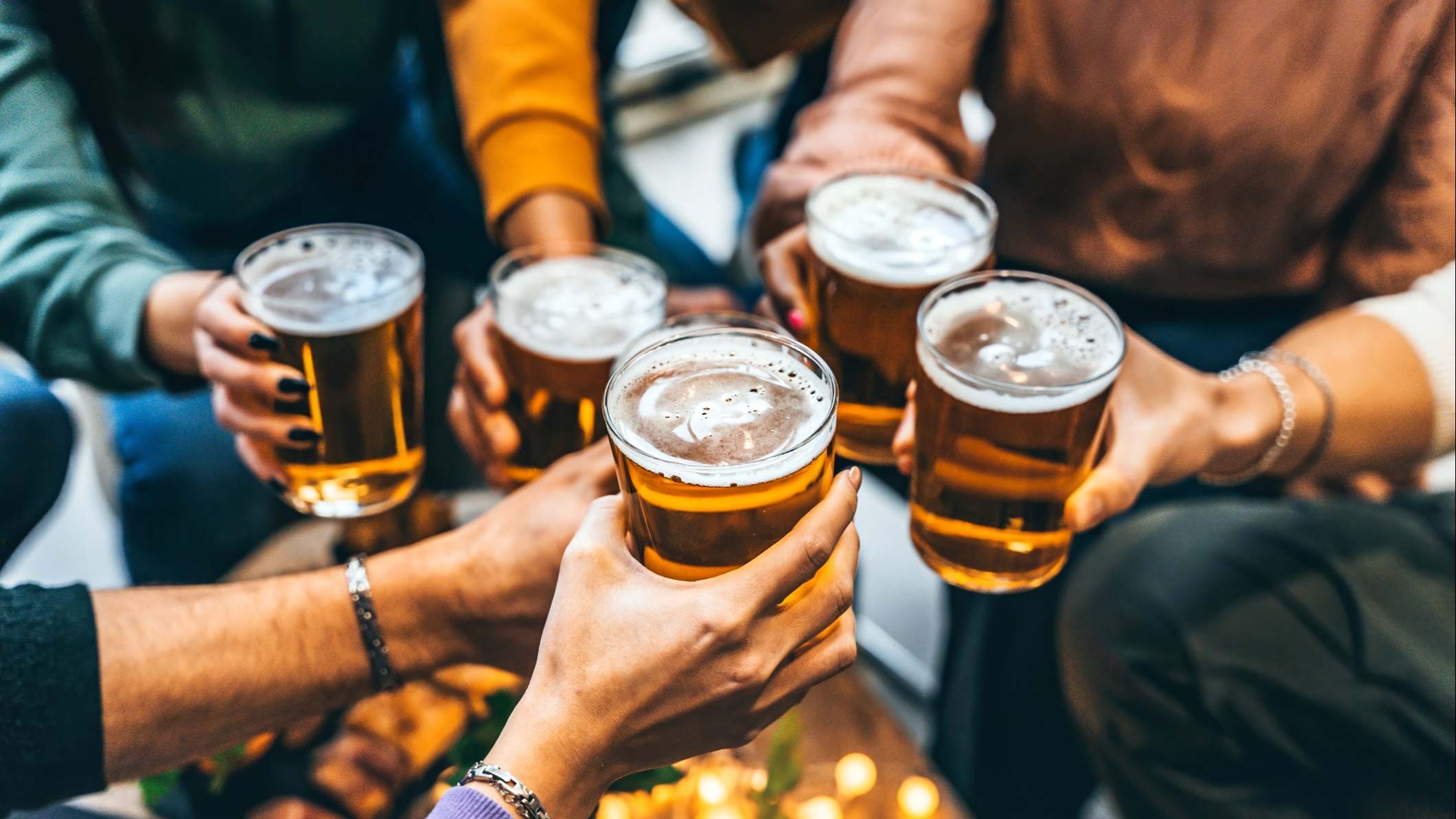 Gente toma cerveza