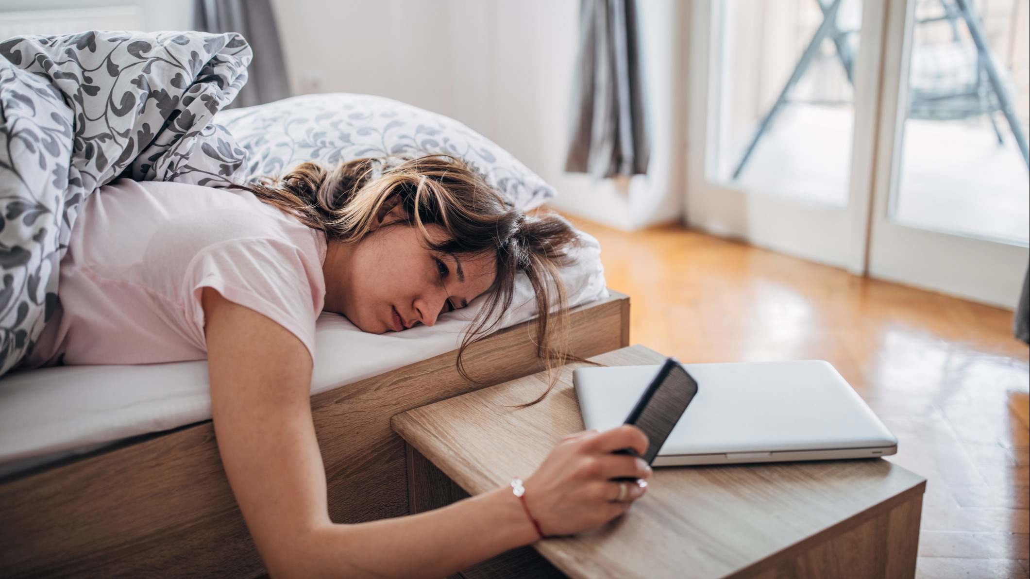 Mujer mirando la hora en el móvil