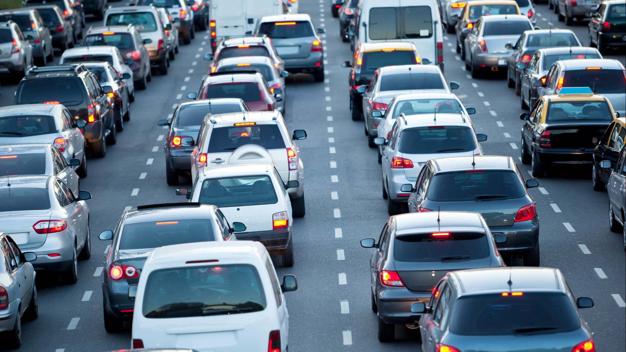 Carretera con atasco de coches